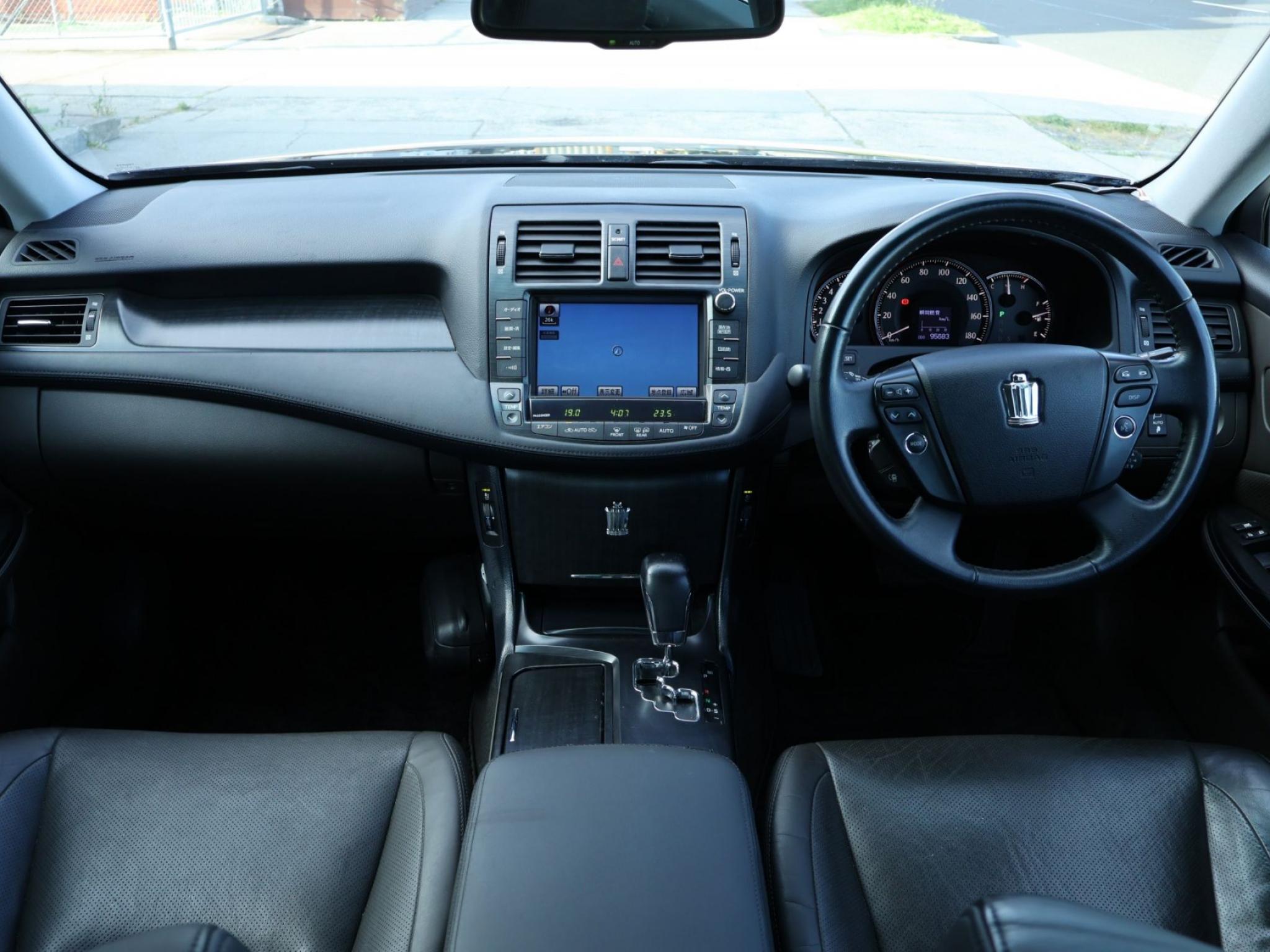 TOYOTA CROWN