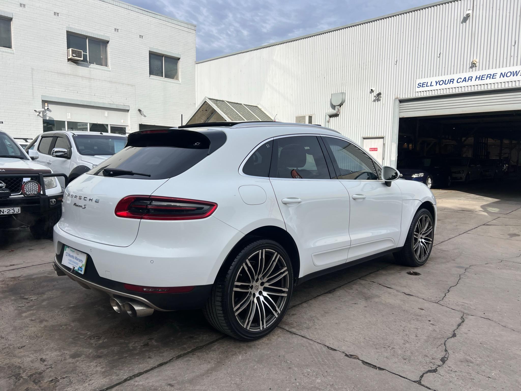 PORSCHE MACAN