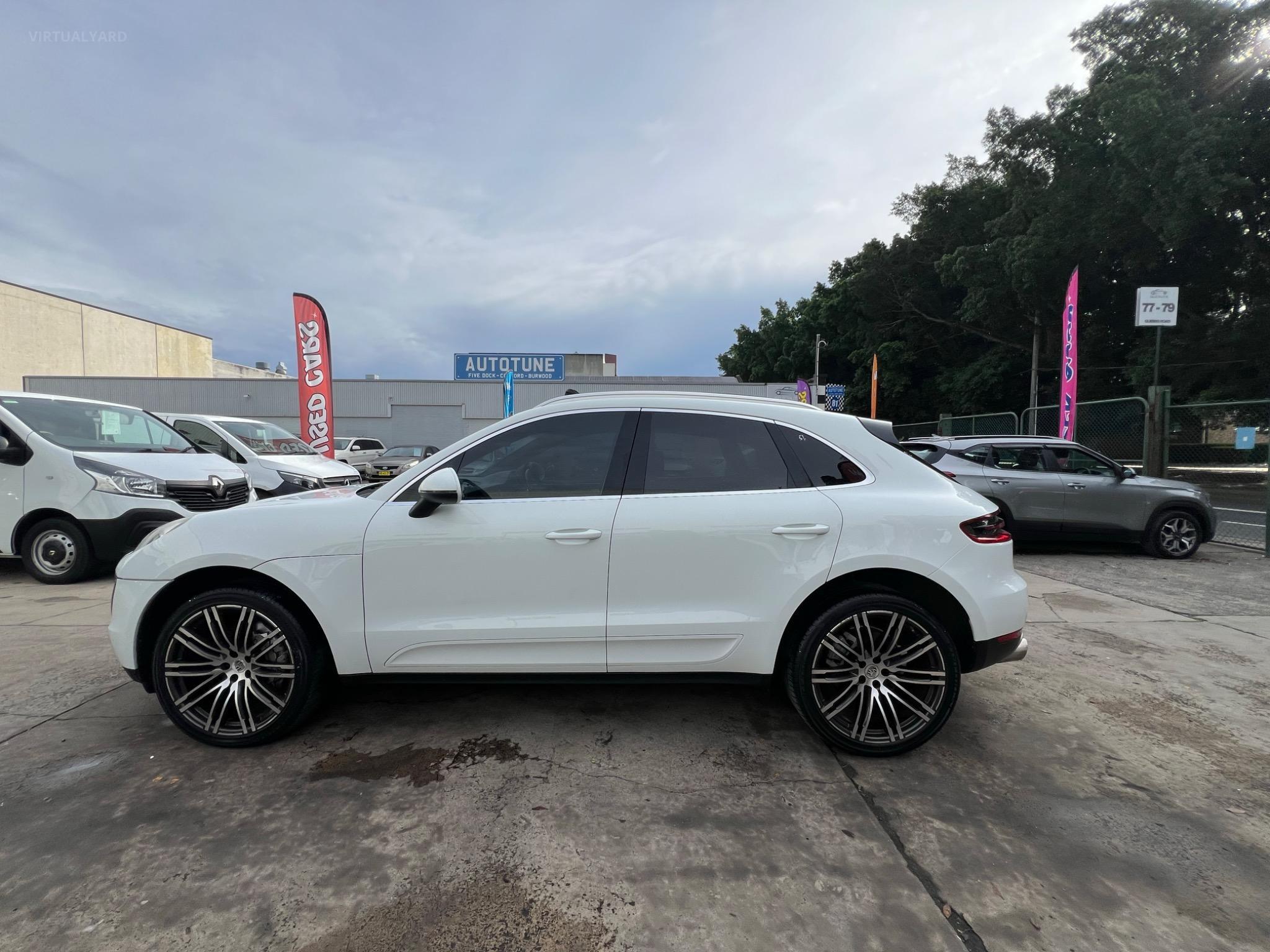 PORSCHE MACAN