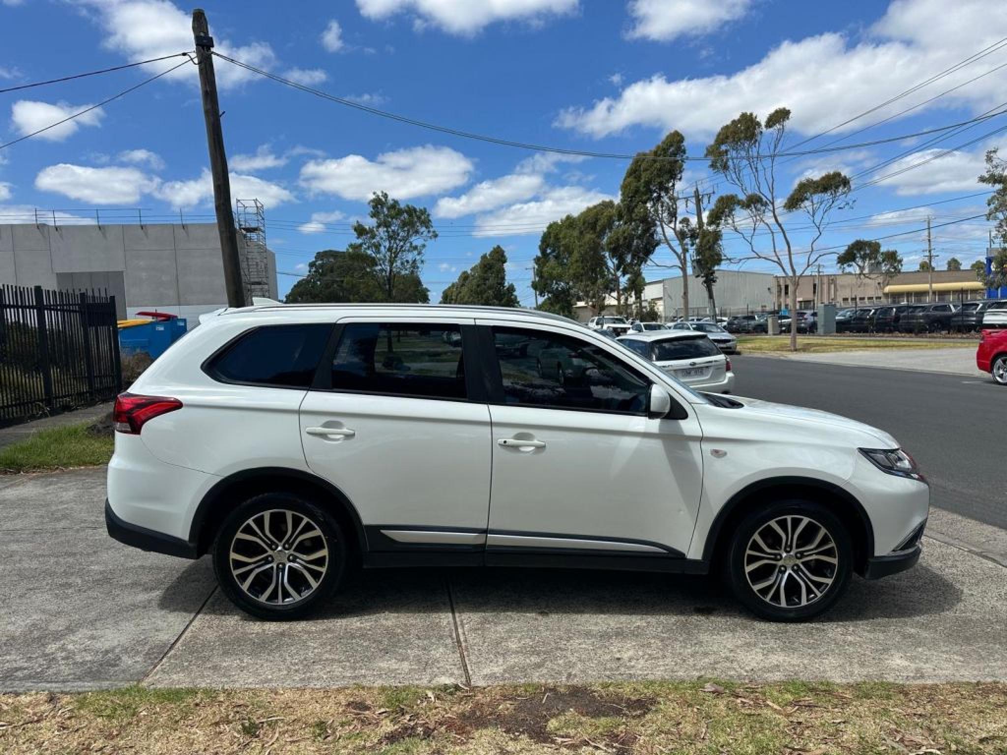 MITSUBISHI OUTLANDER