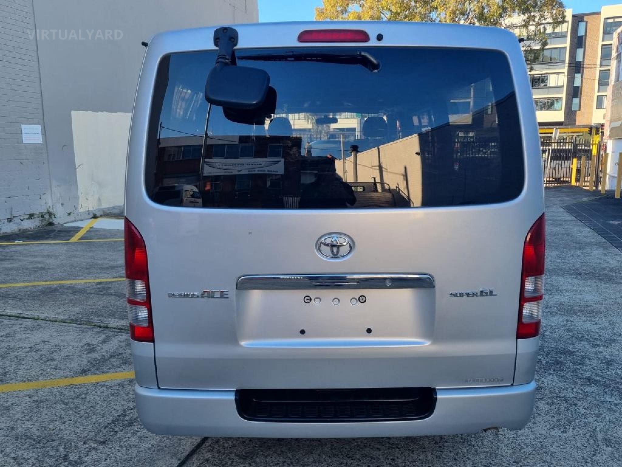 TOYOTA HIACE