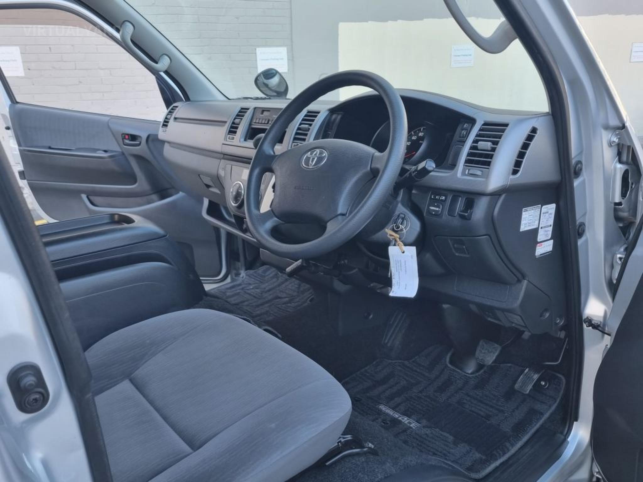 TOYOTA HIACE