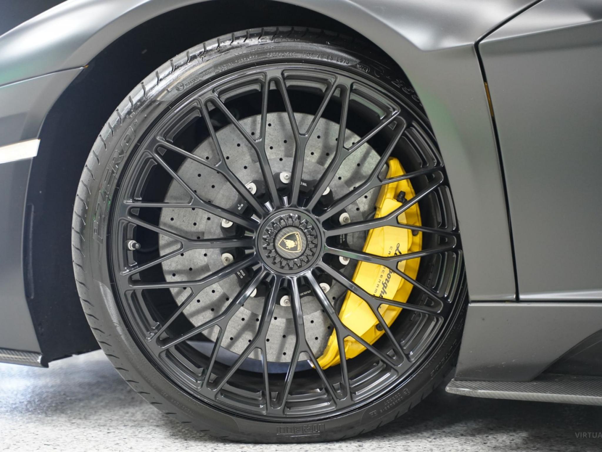 LAMBORGHINI AVENTADOR