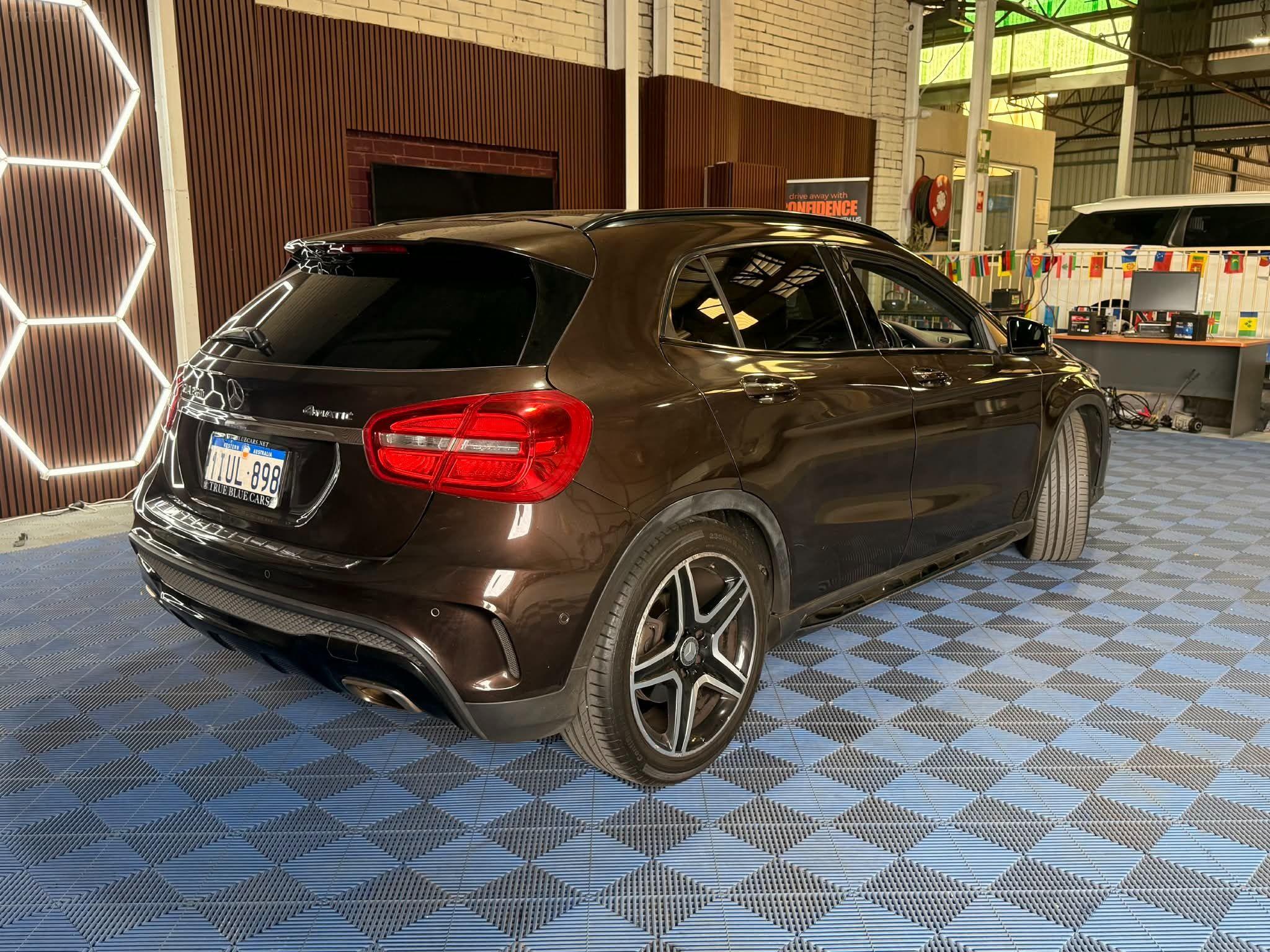 MERCEDES-BENZ GLA