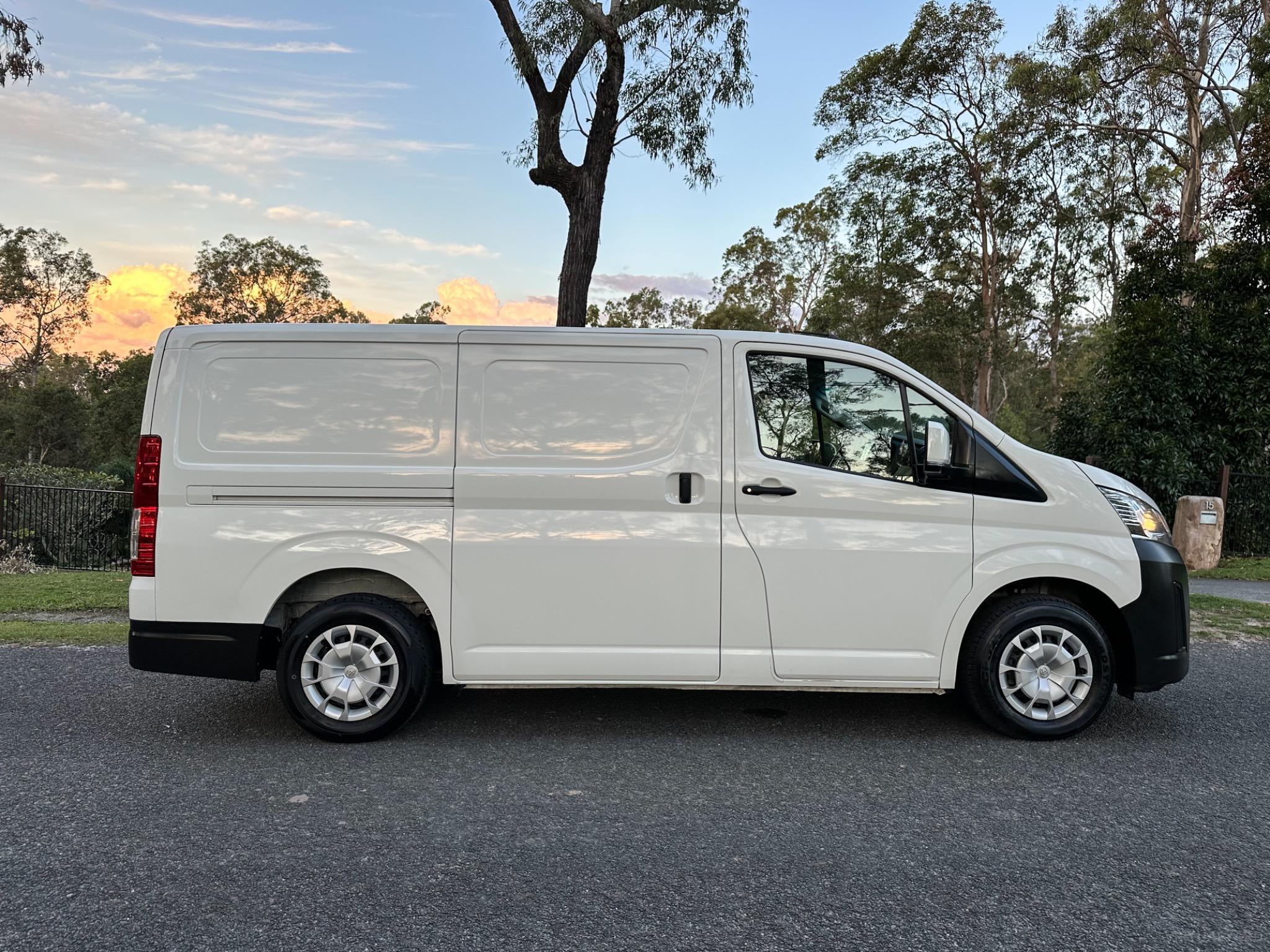 TOYOTA HIACE