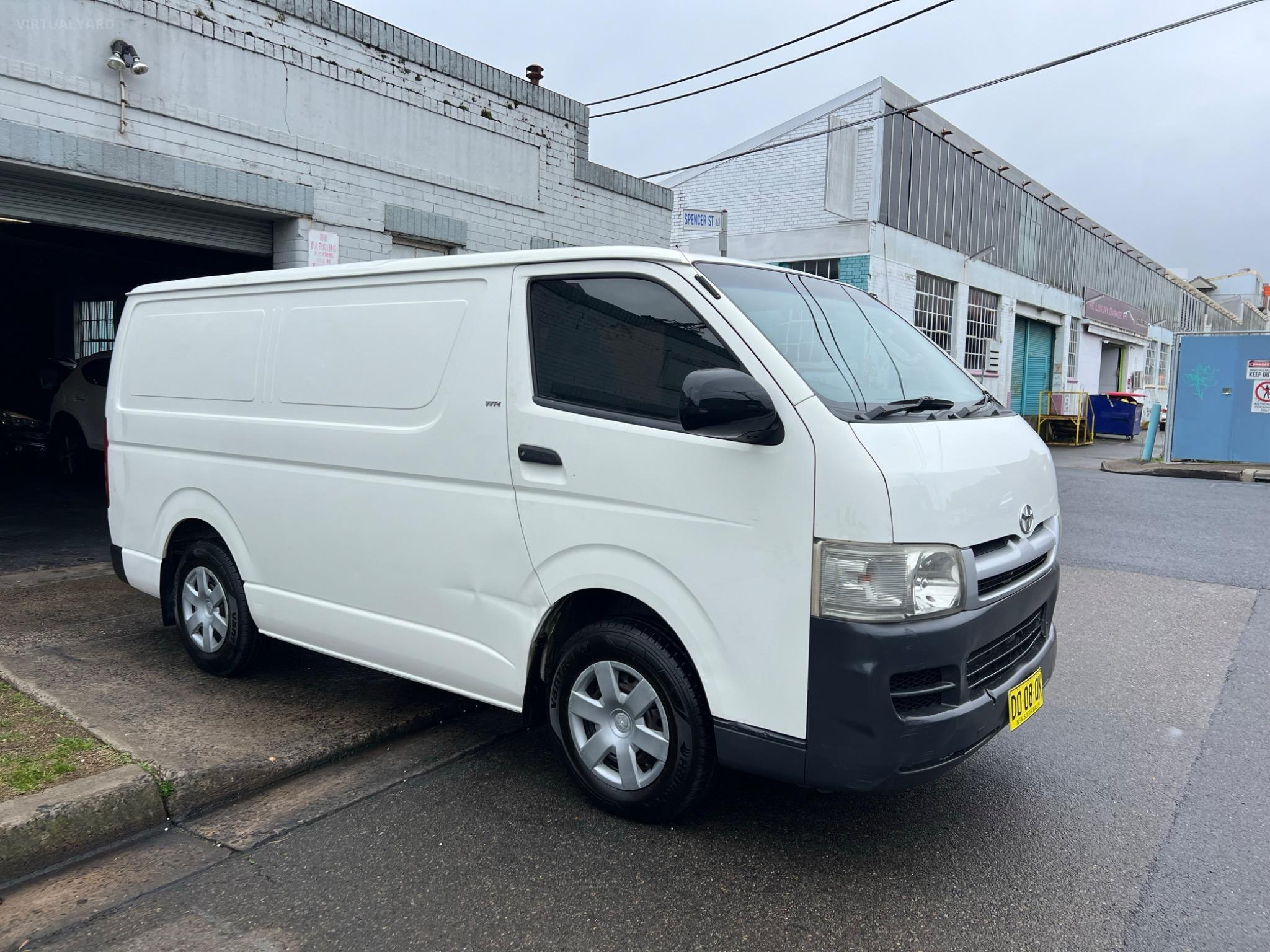 TOYOTA HIACE