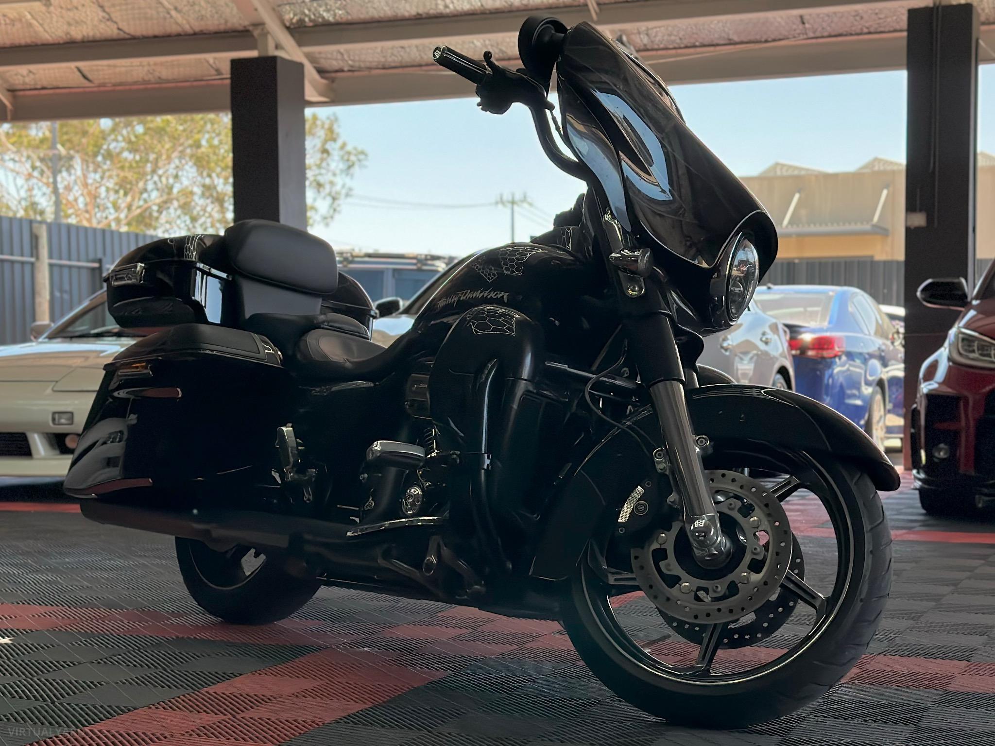 HARLEY DAVIDSON 2017 Harley-Davidson CVO Street Glide 114 (FLHXSE)