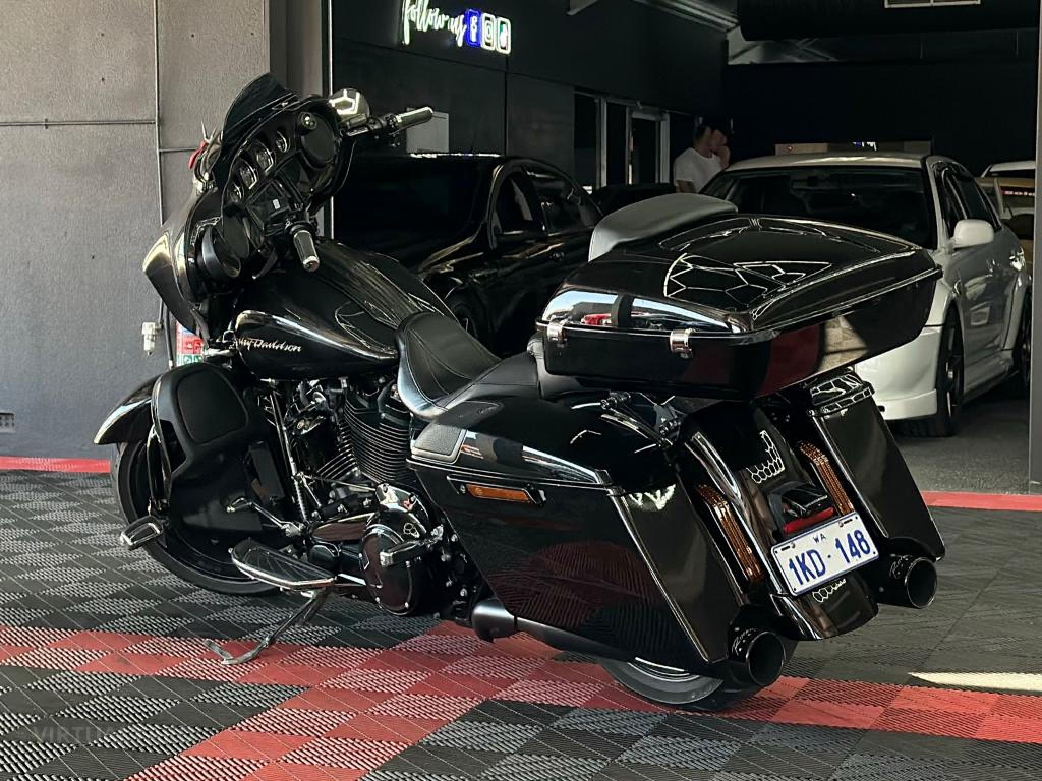 HARLEY DAVIDSON 2017 Harley-Davidson CVO Street Glide 114 (FLHXSE)