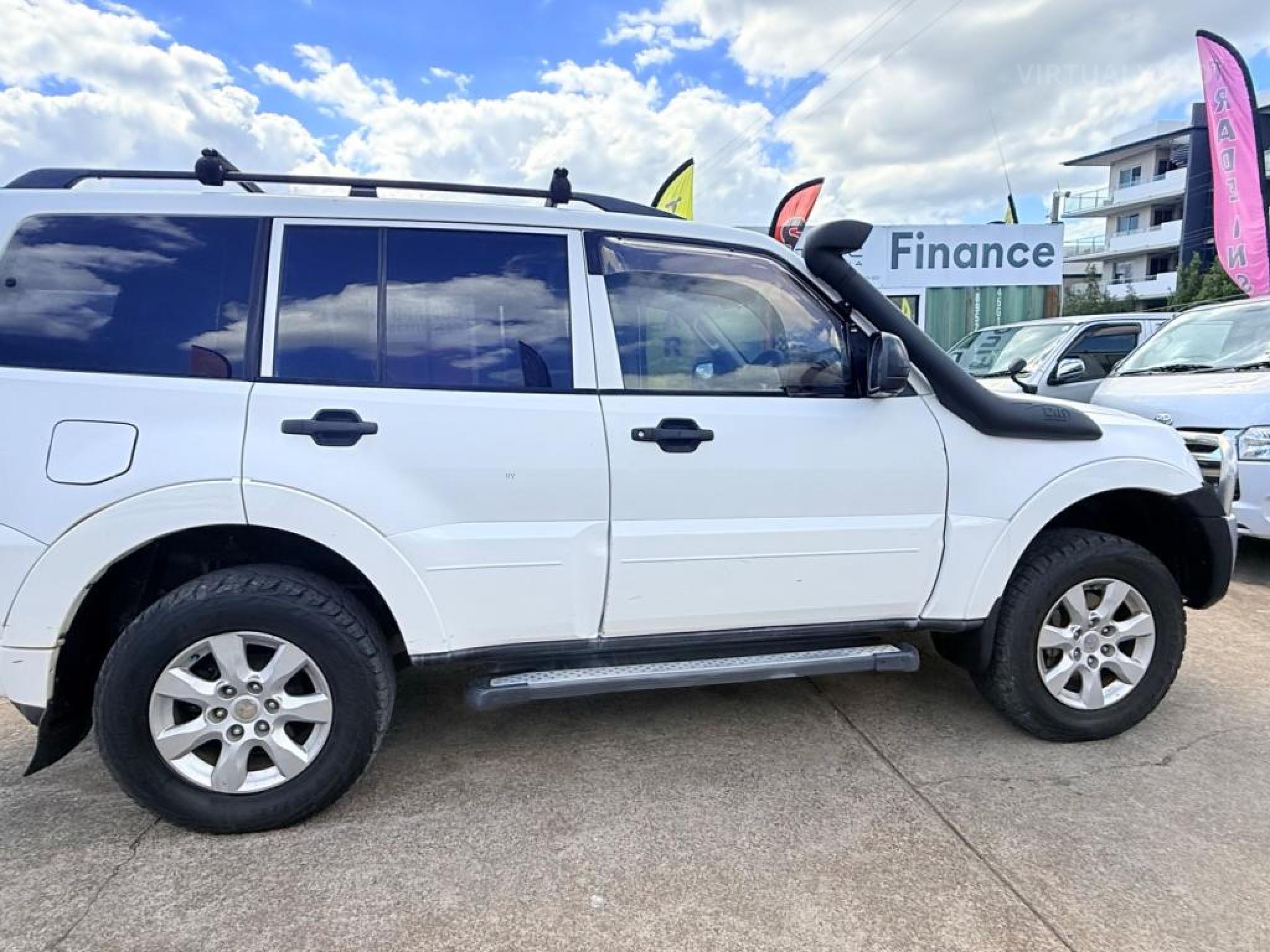 MITSUBISHI PAJERO