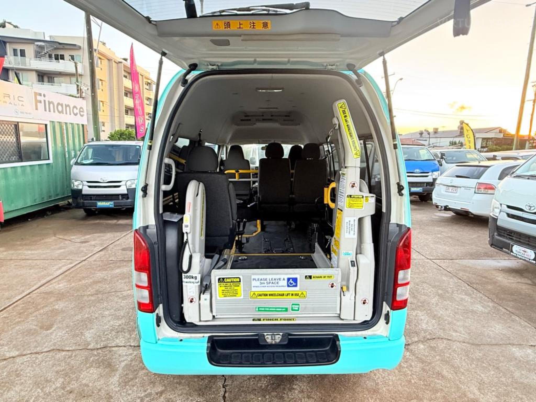 TOYOTA HIACE