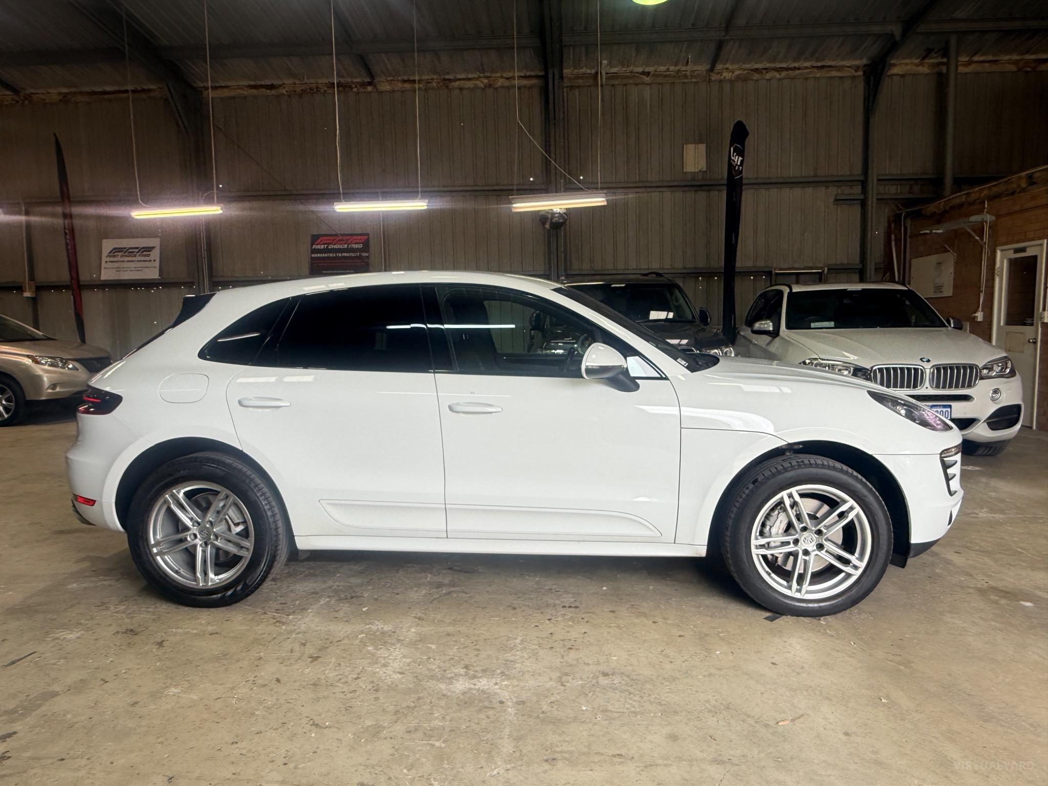 PORSCHE MACAN