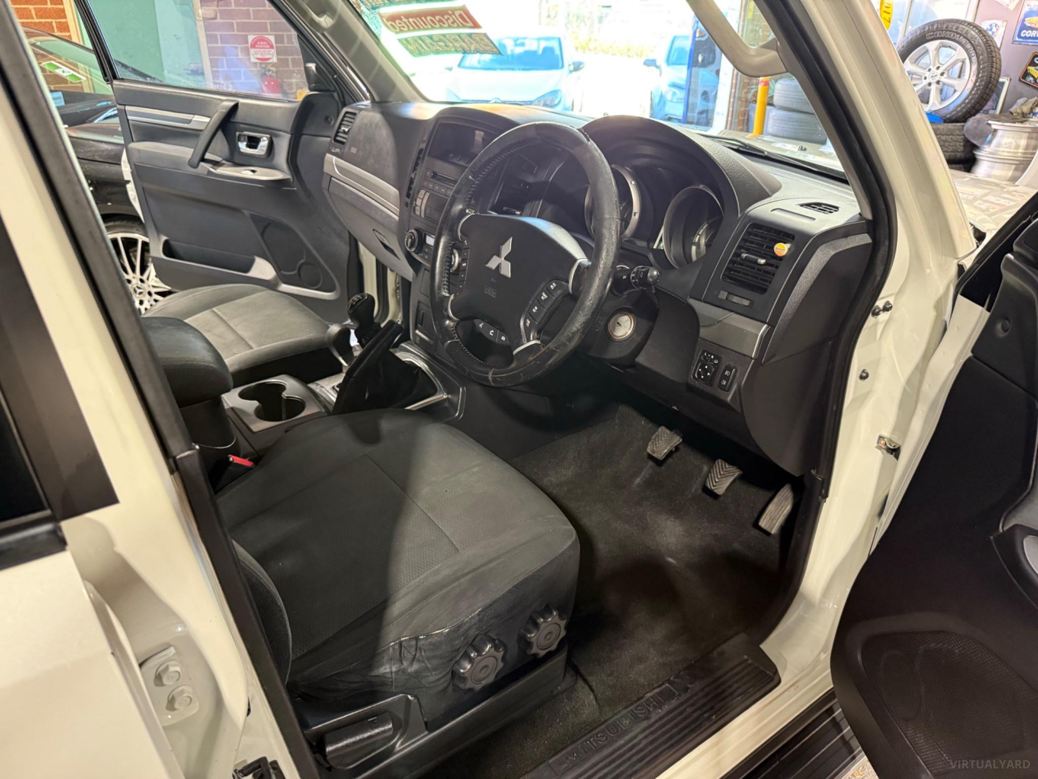 MITSUBISHI PAJERO