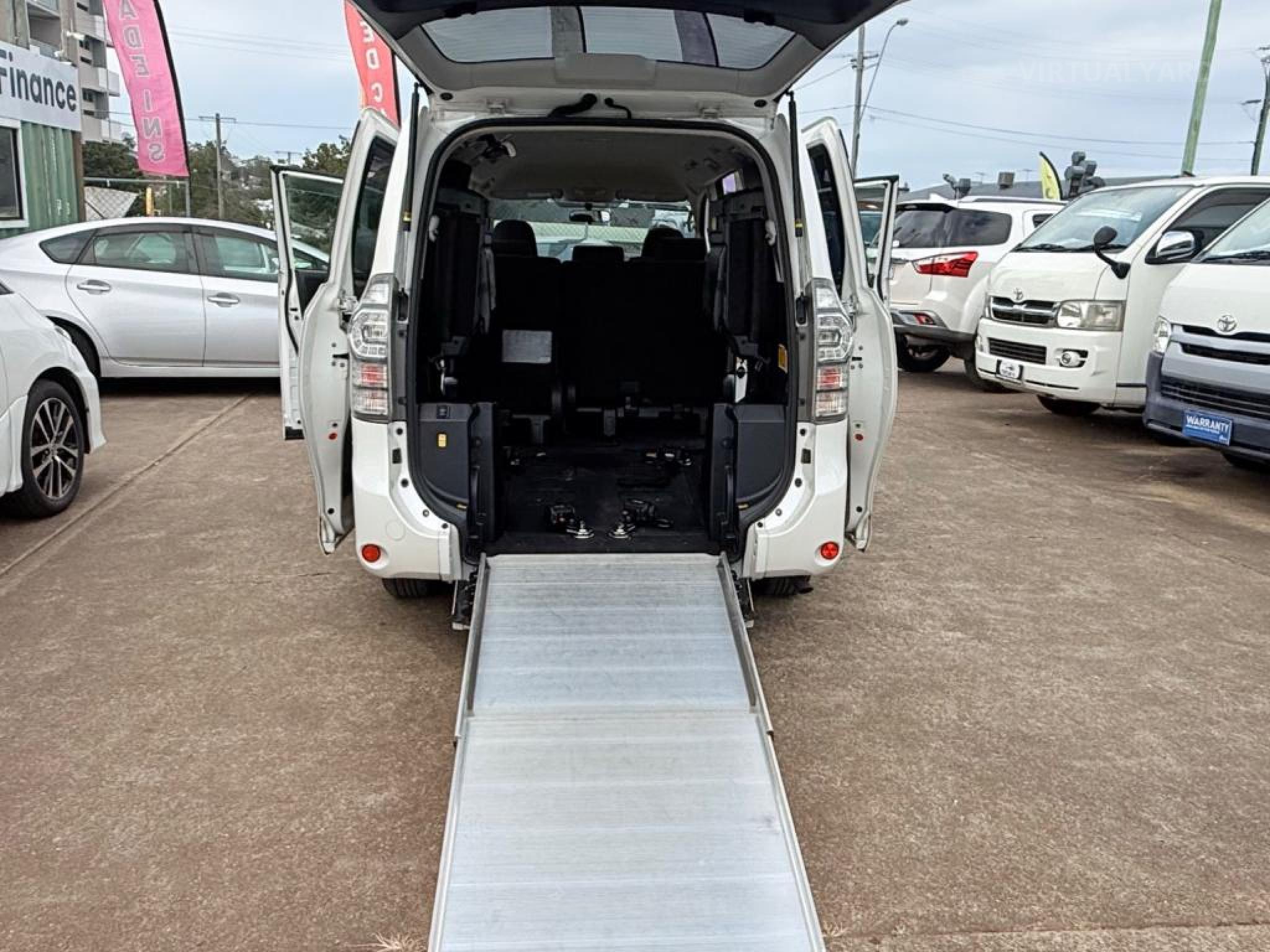 TOYOTA VOXY