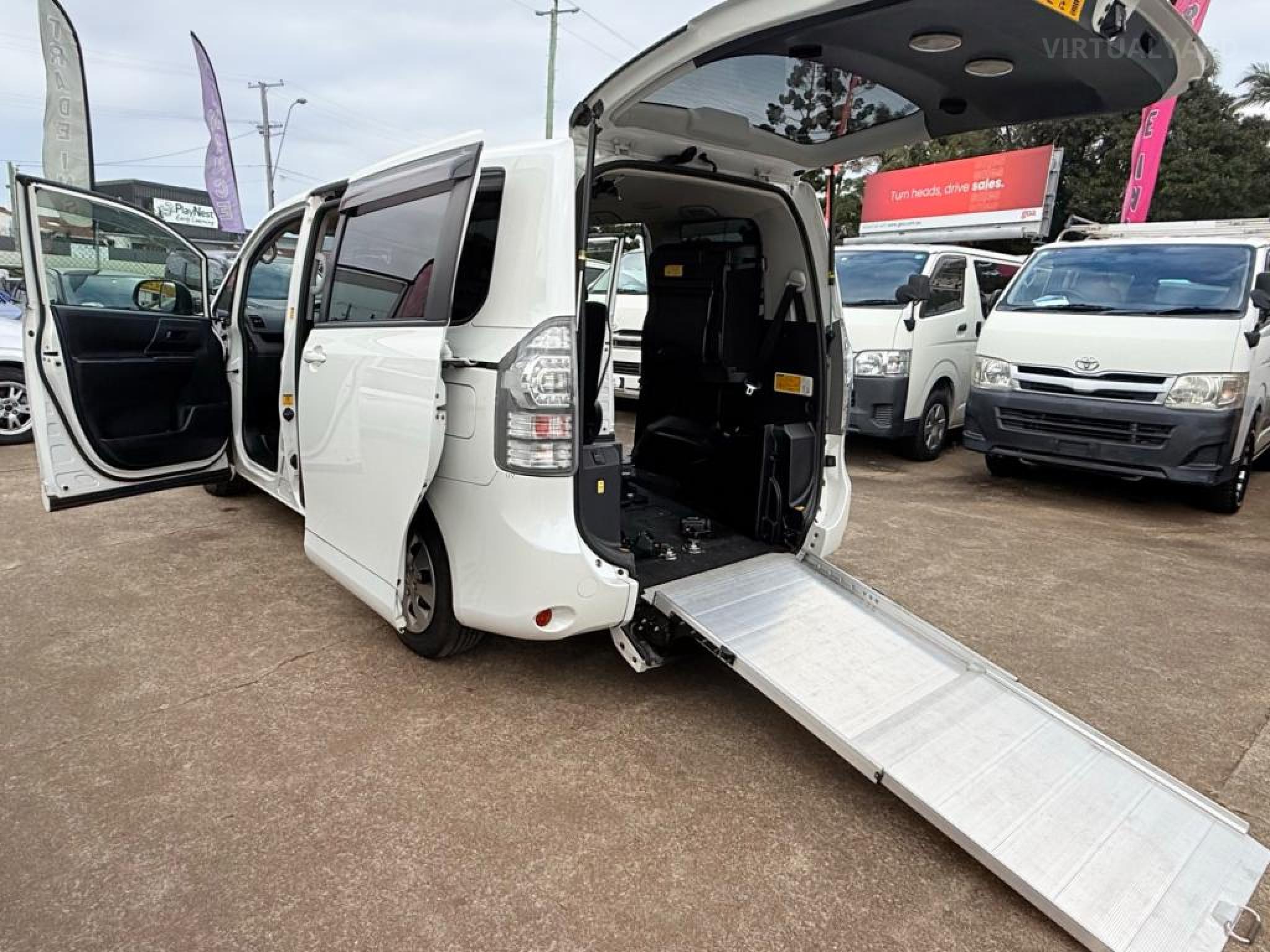 TOYOTA VOXY