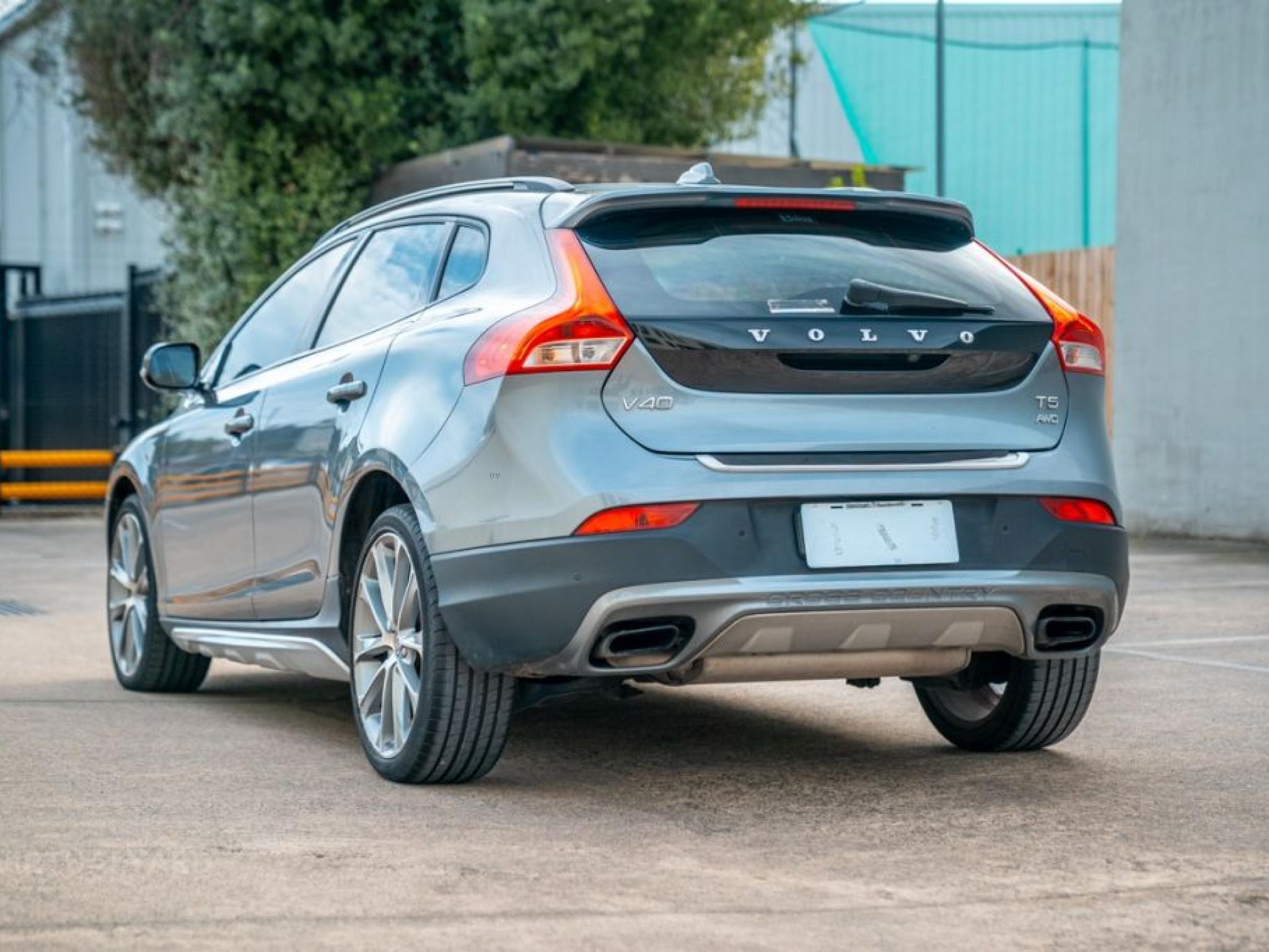 VOLVO V40