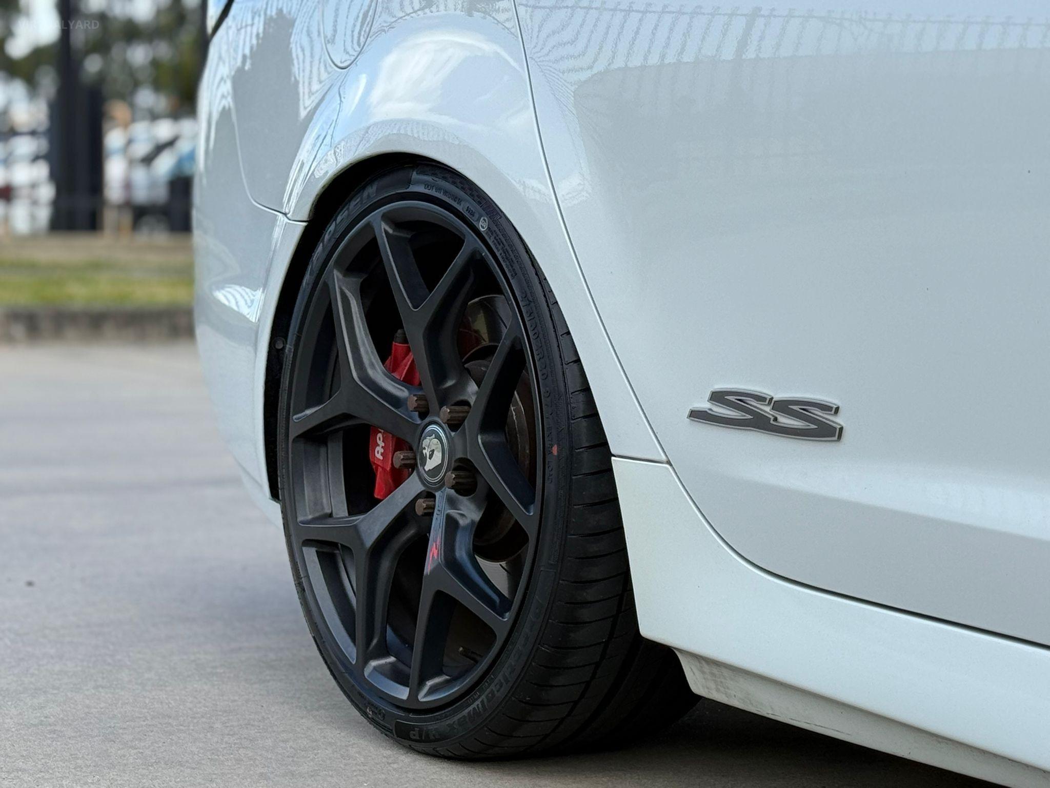 HOLDEN COMMODORE