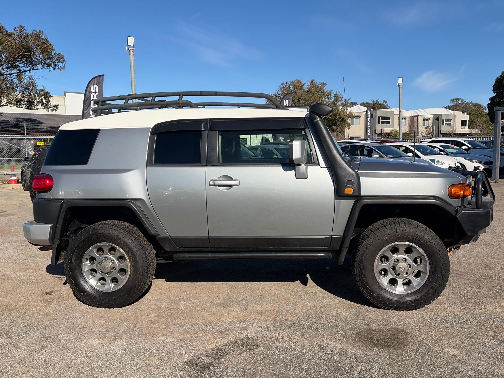 TOYOTA FJ CRUIUSER