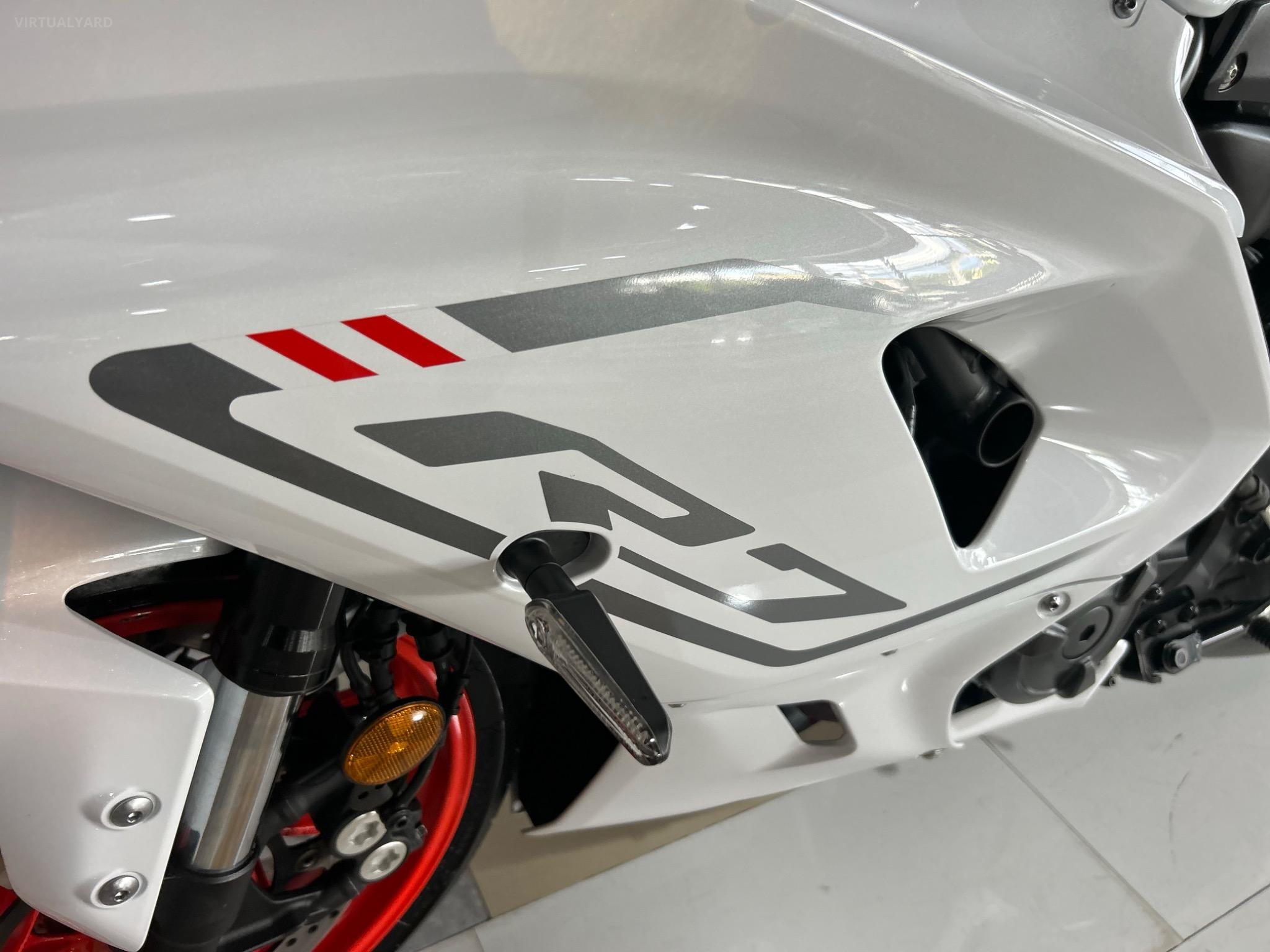 YAMAHA R7