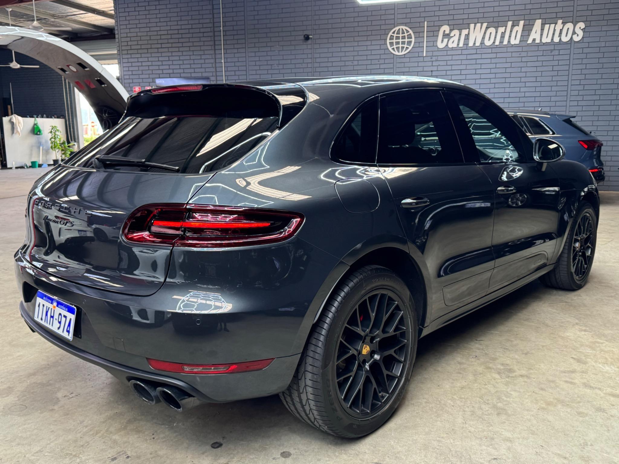 PORSCHE MACAN