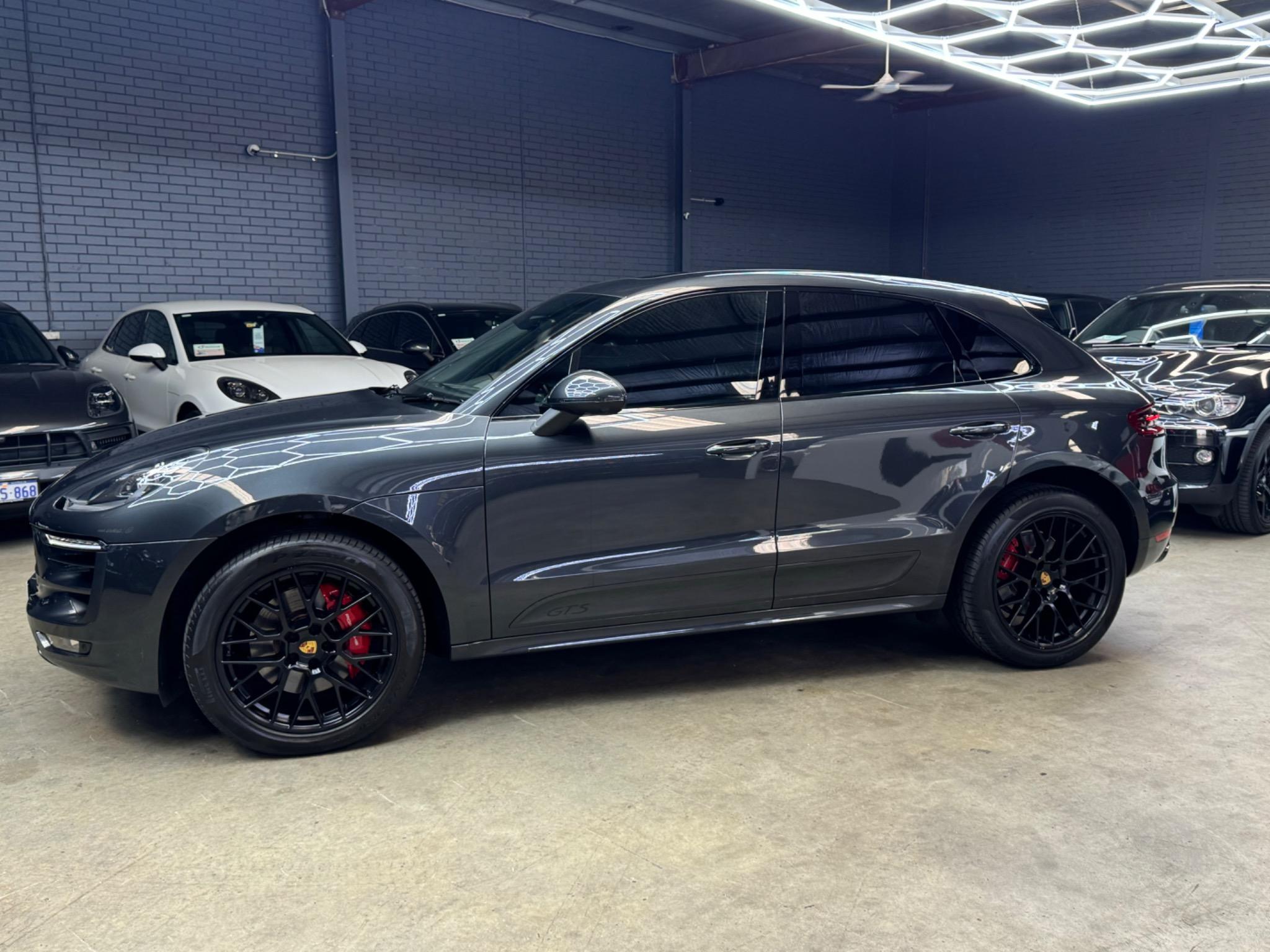 PORSCHE MACAN