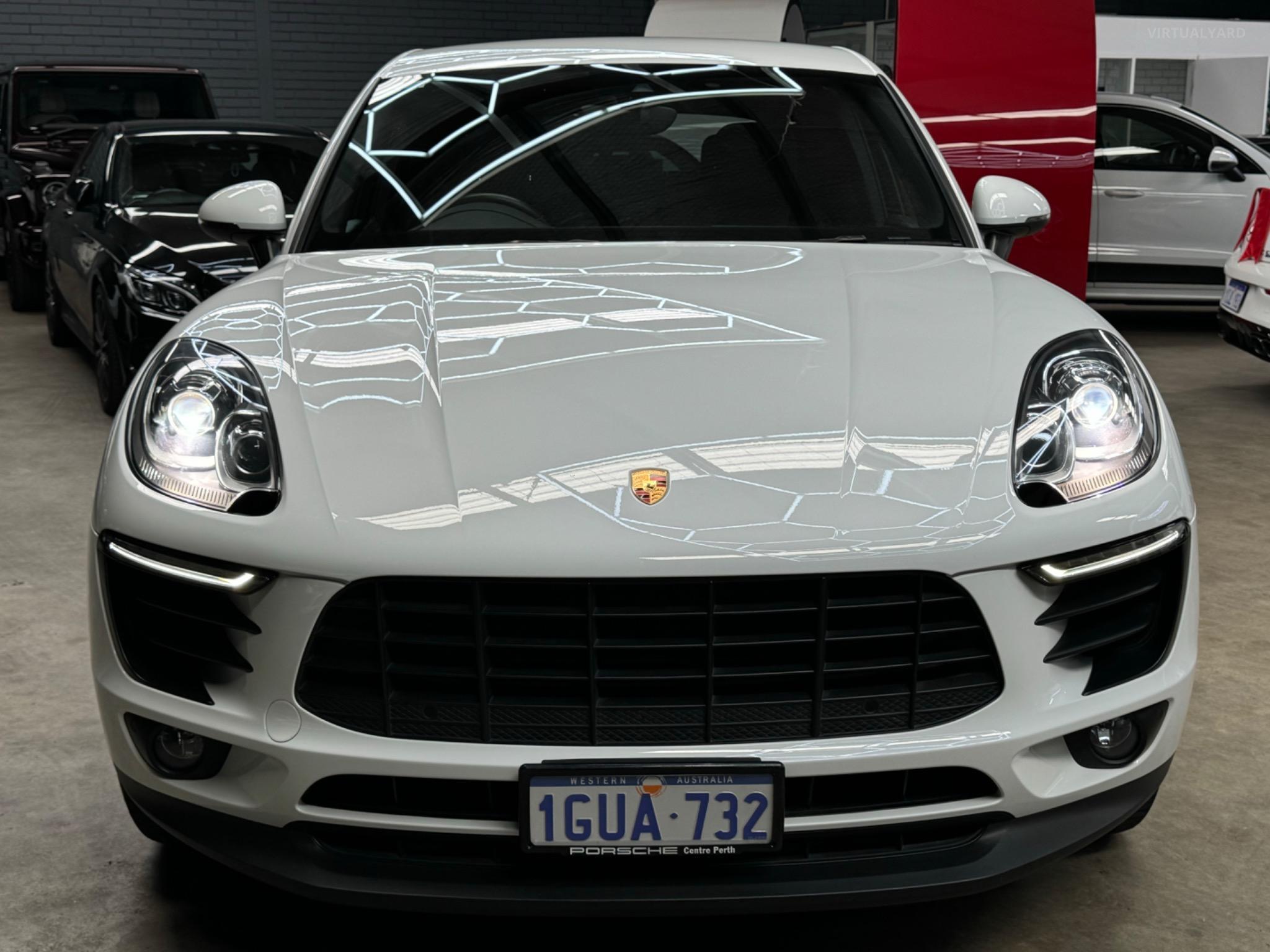 PORSCHE MACAN