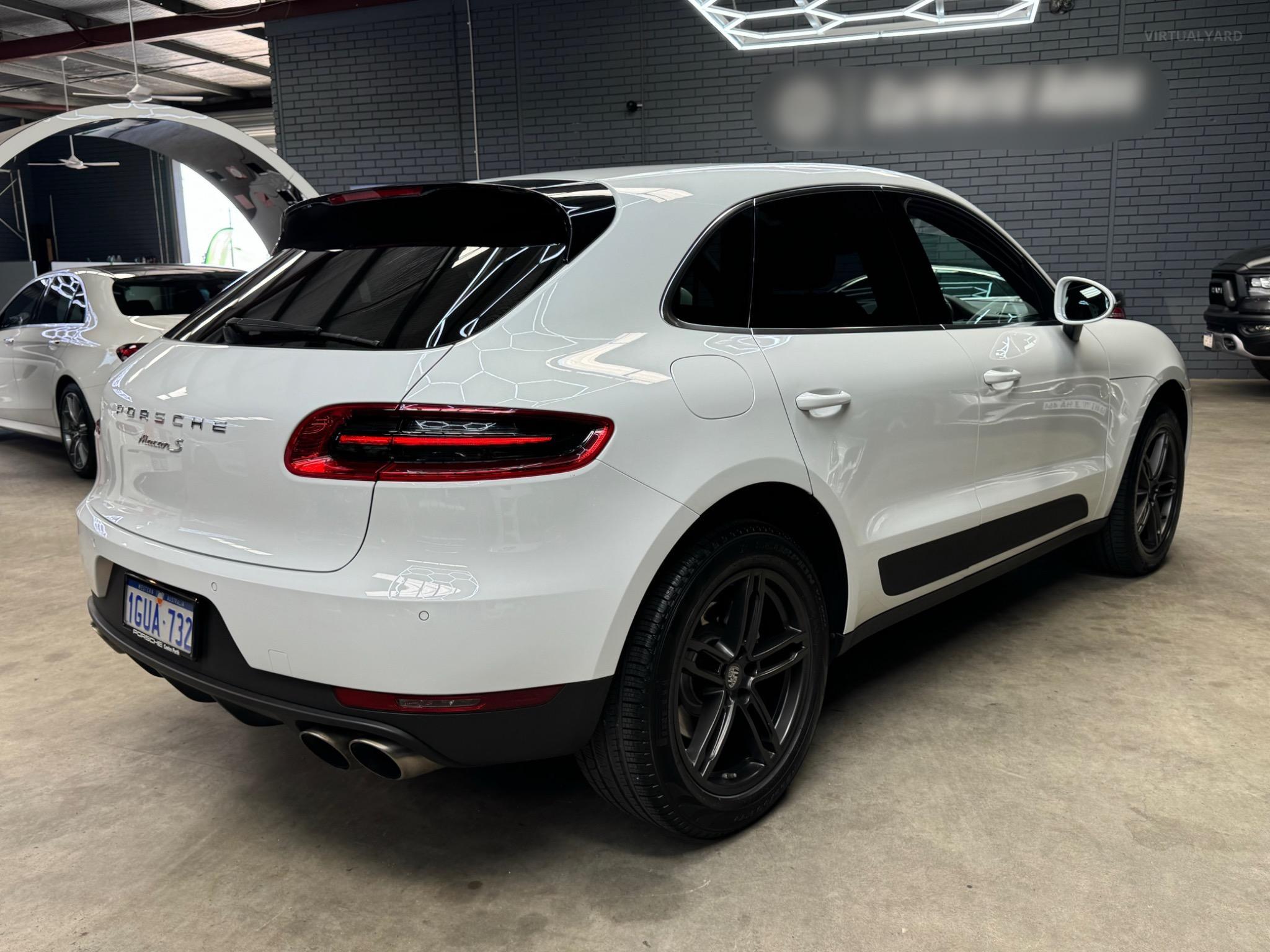 PORSCHE MACAN