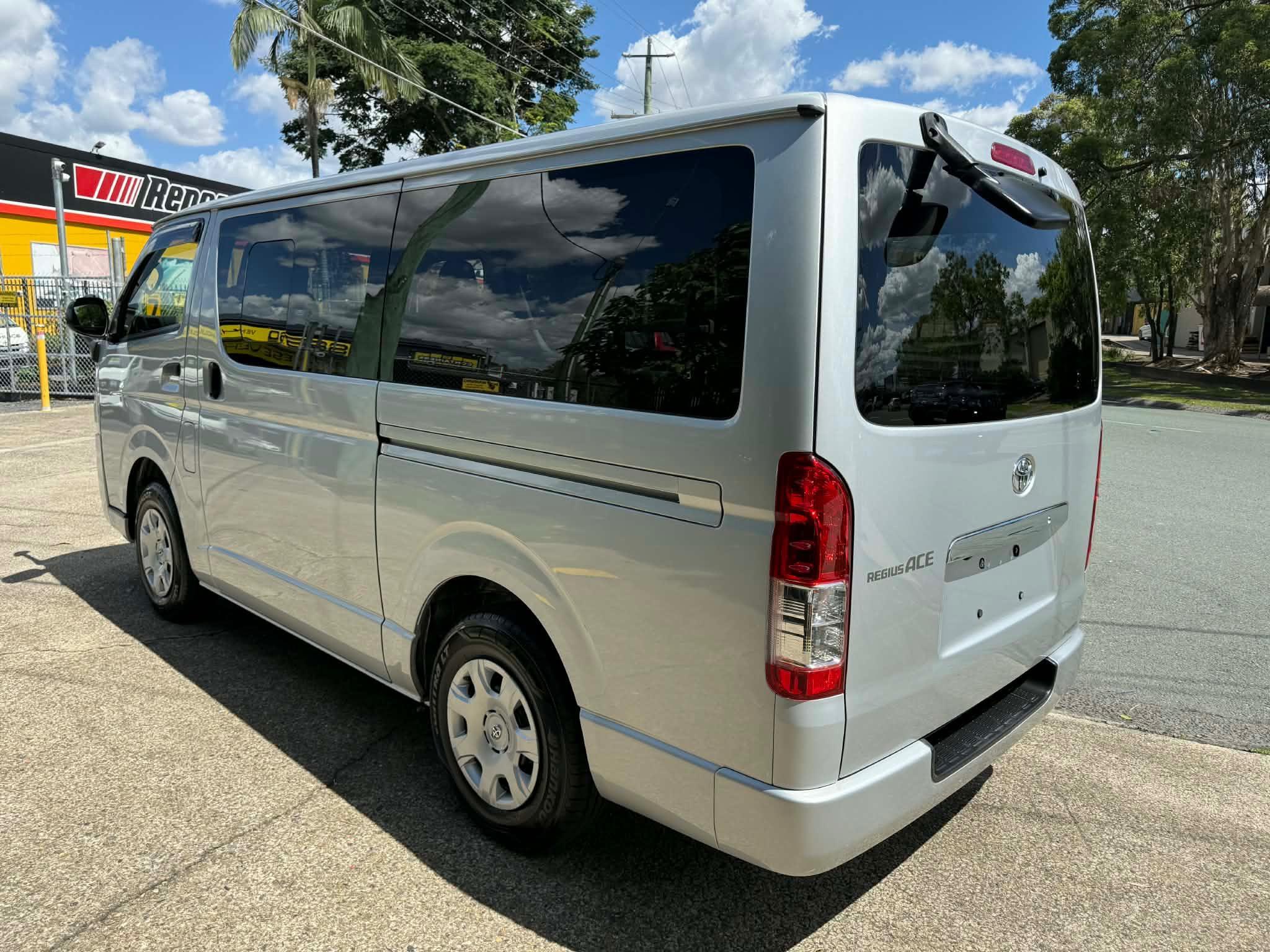 TOYOTA HIACE