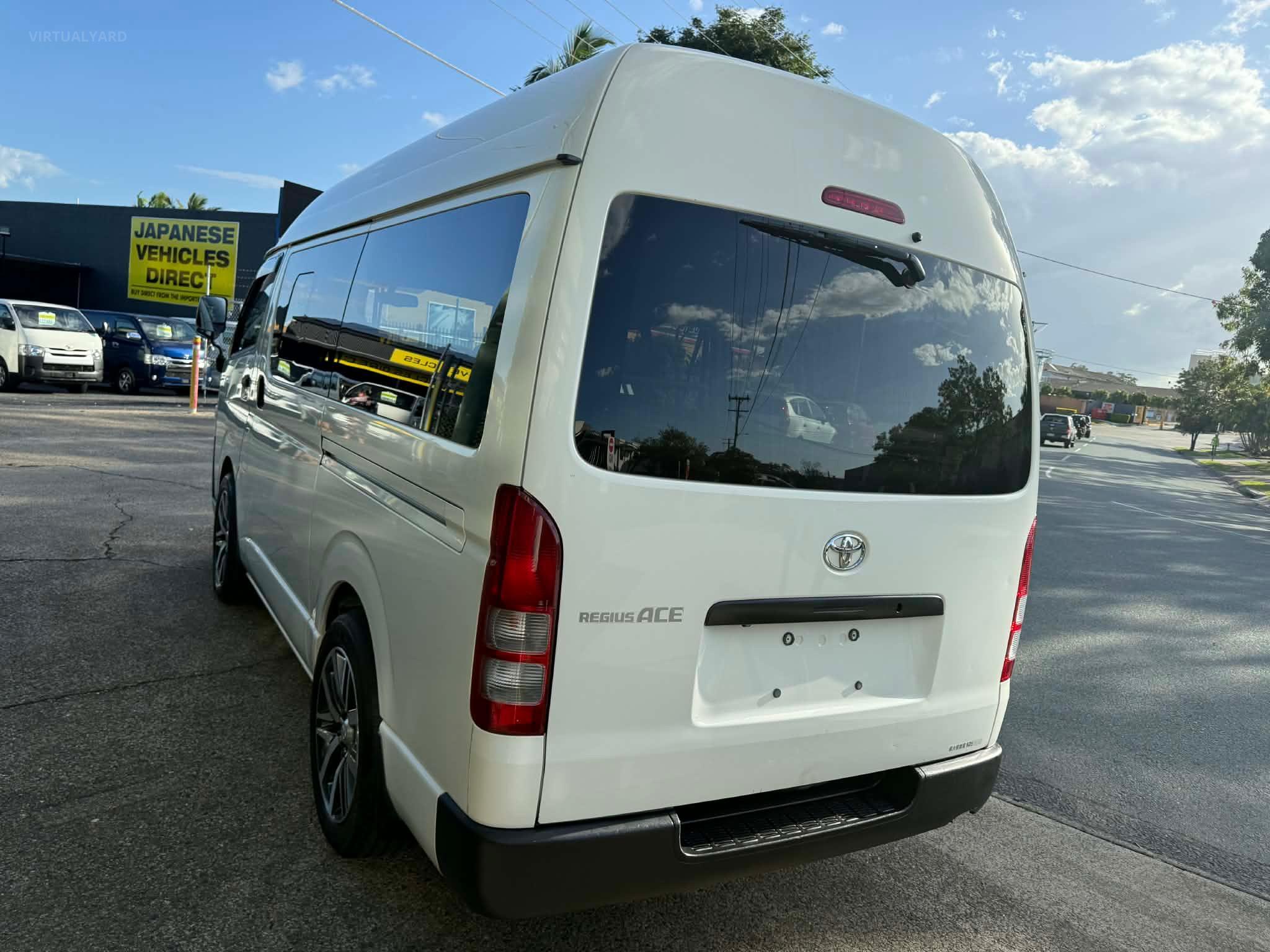 TOYOTA HIACE