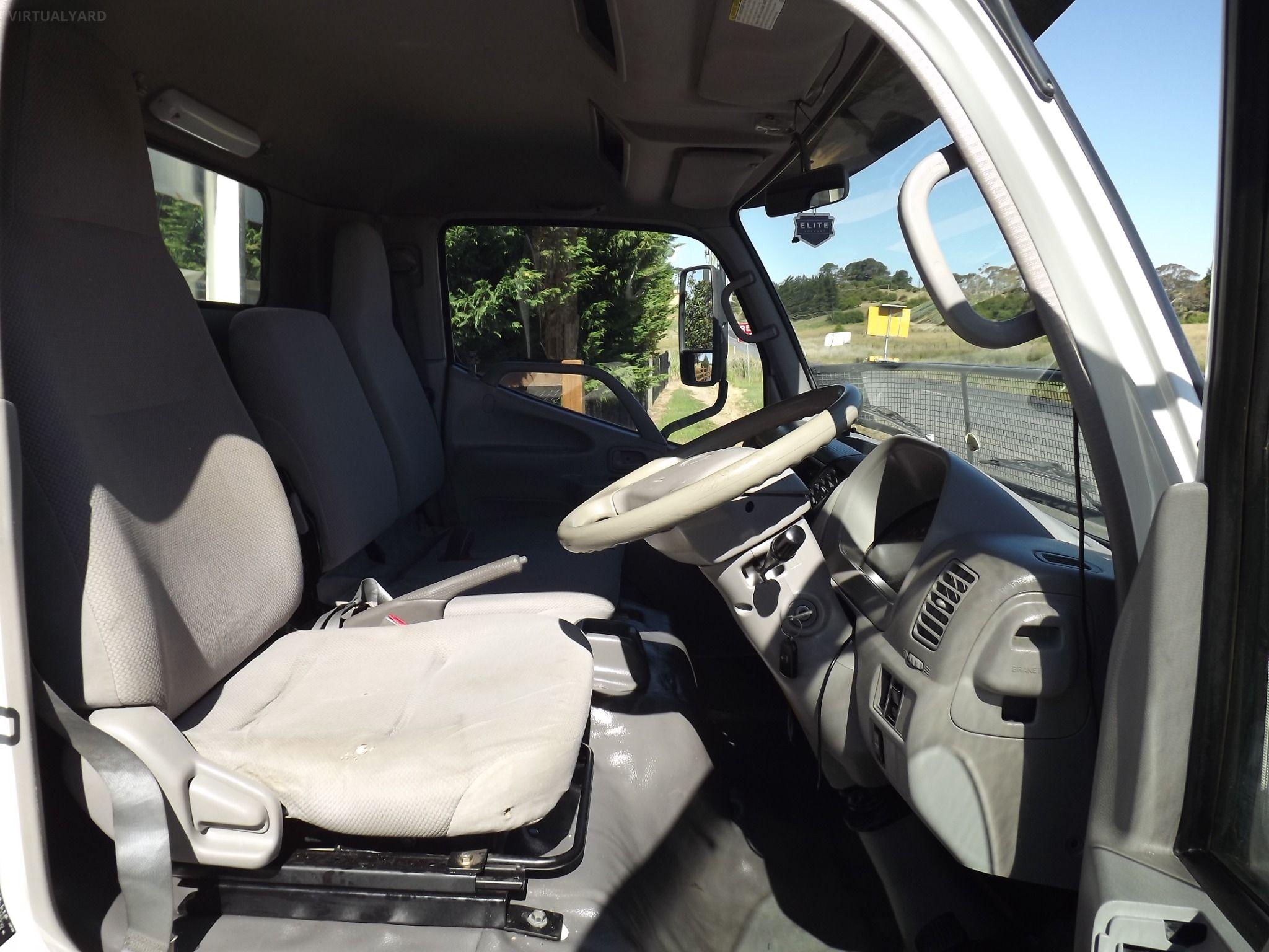 HINO 300 616 WIDE CAB