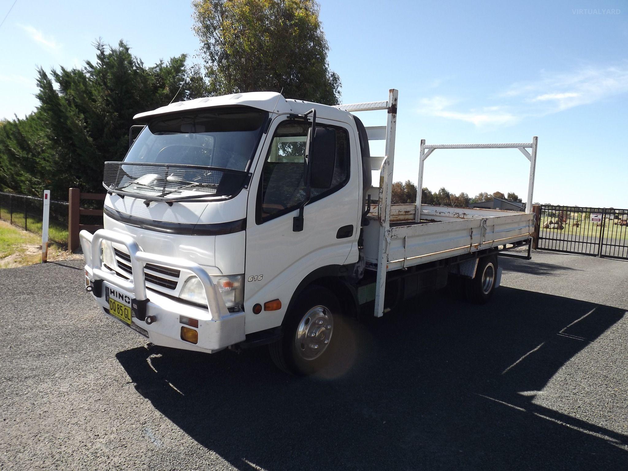 HINO 300 616 WIDE CAB