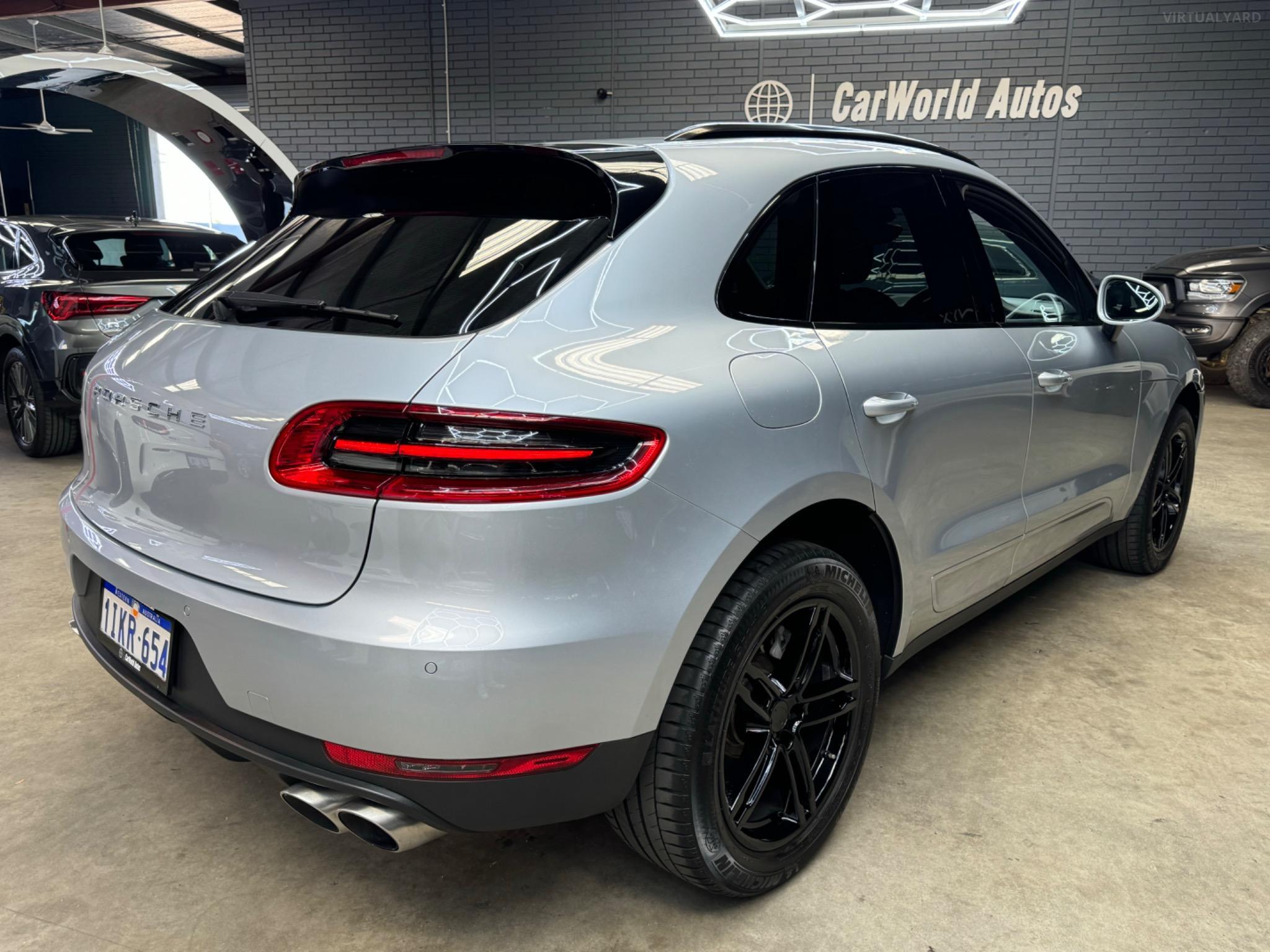 PORSCHE MACAN