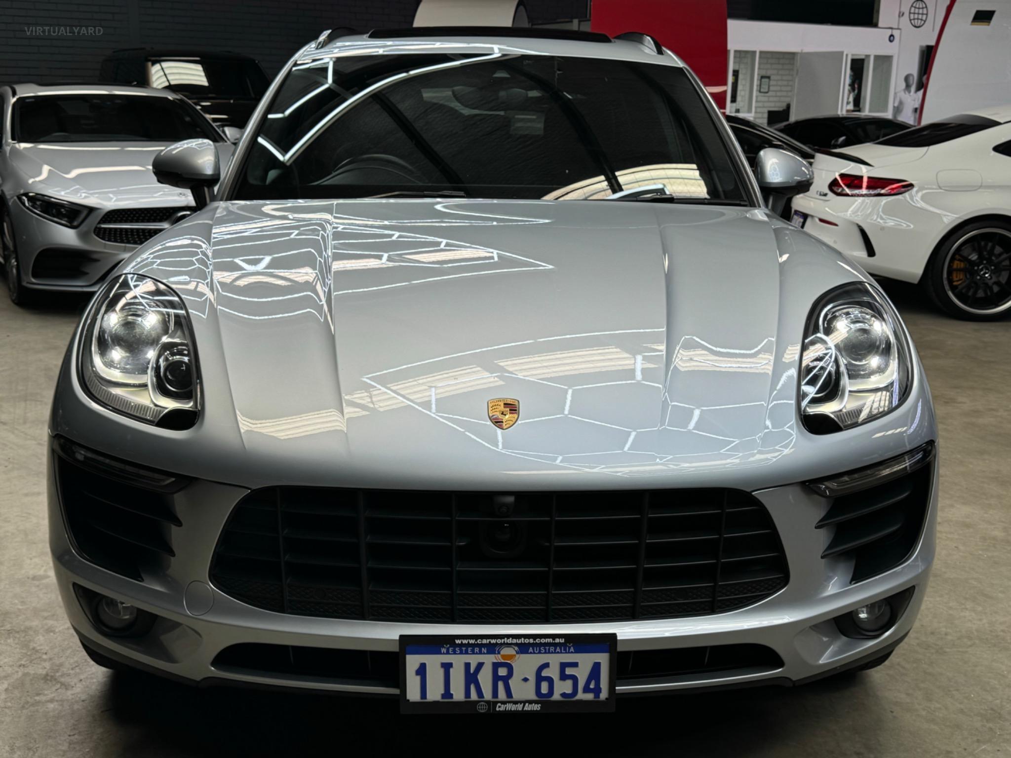 PORSCHE MACAN