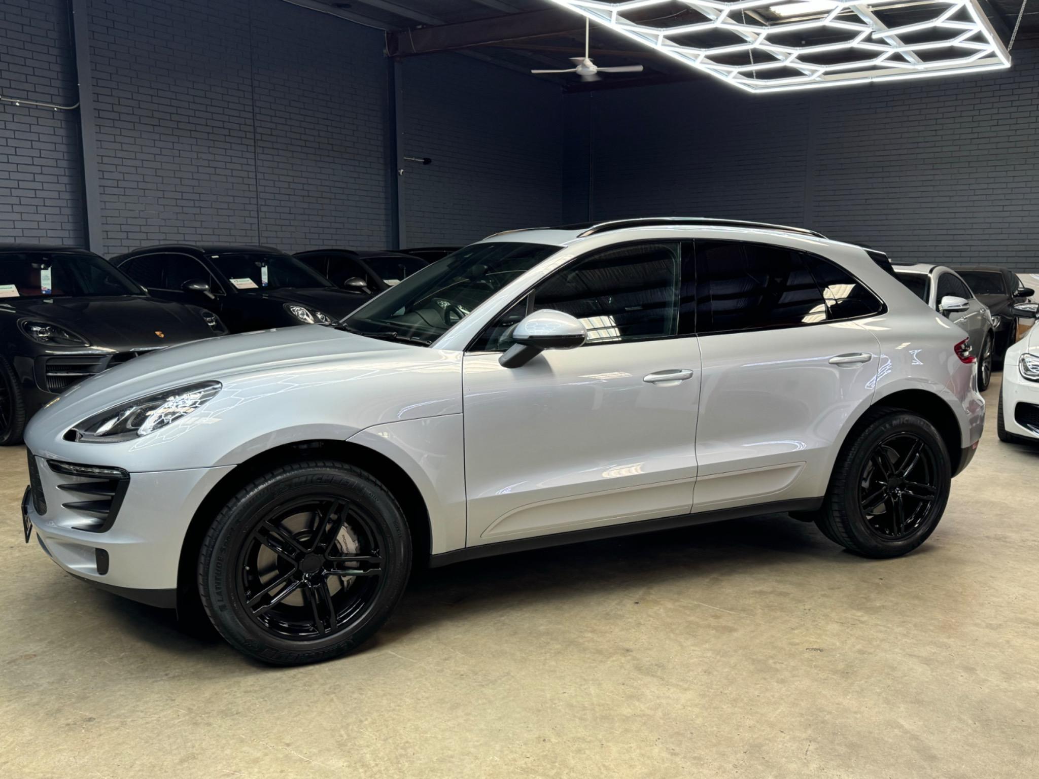 PORSCHE MACAN