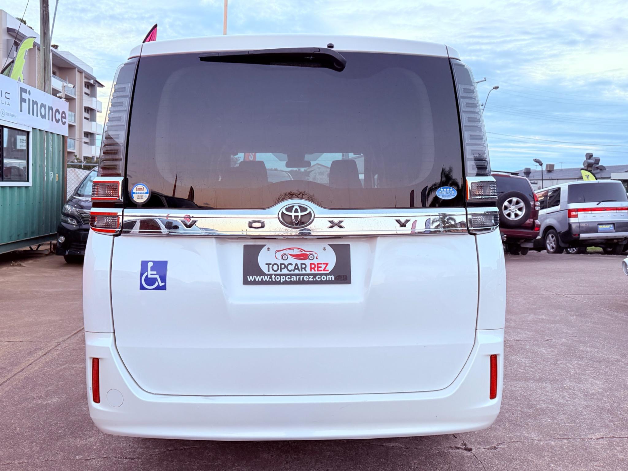 TOYOTA VOXY