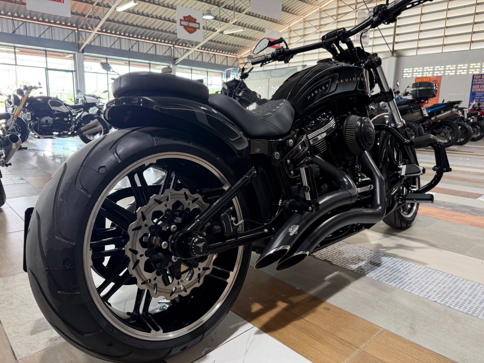 HARLEY DAVIDSON BREAKOUT ABS CUSTOM