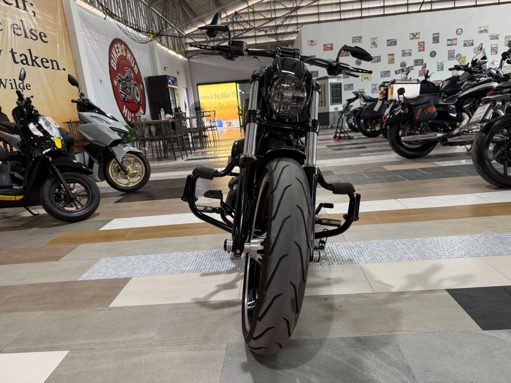 HARLEY DAVIDSON BREAKOUT ABS CUSTOM