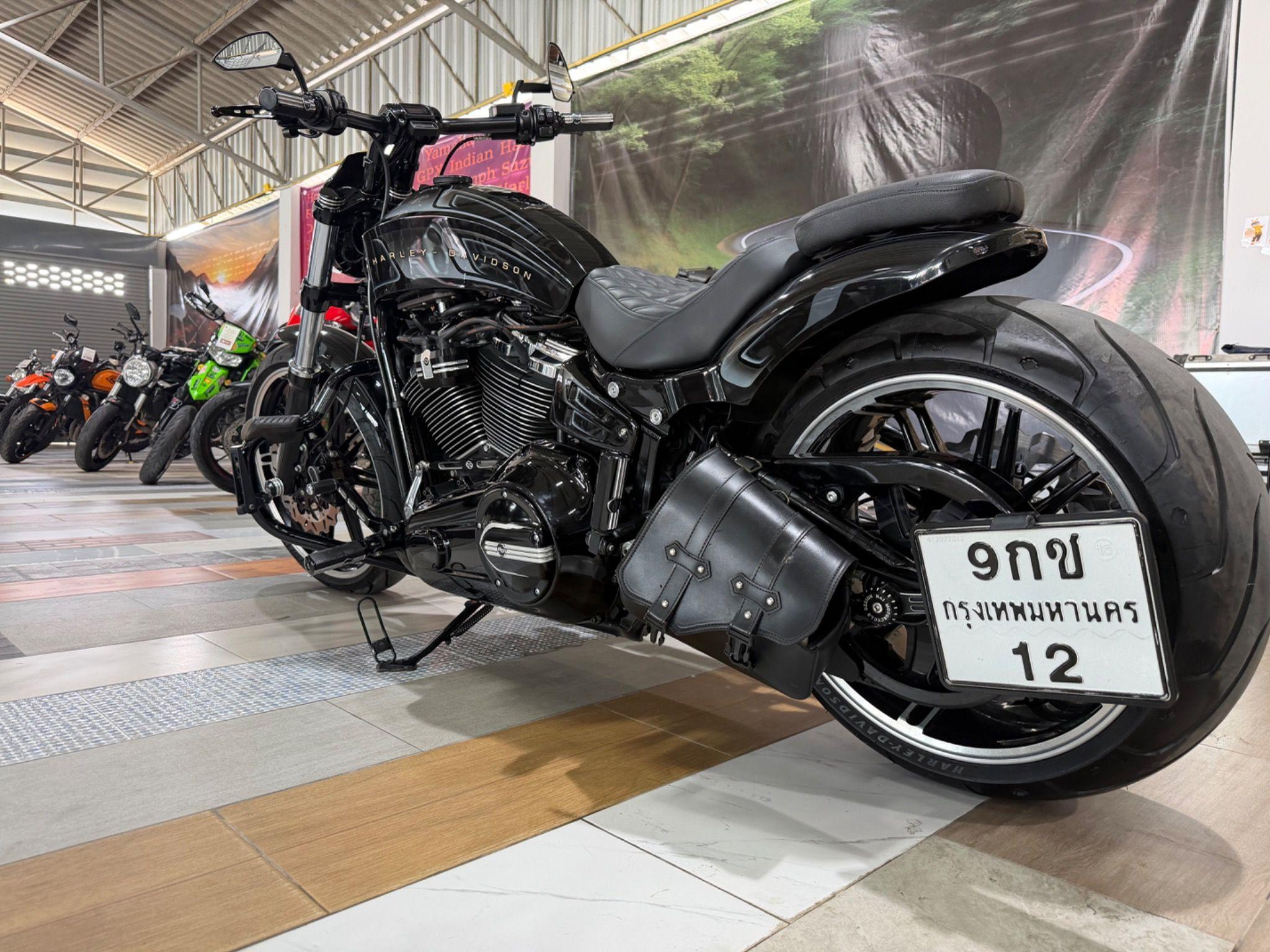 HARLEY DAVIDSON BREAKOUT ABS CUSTOM