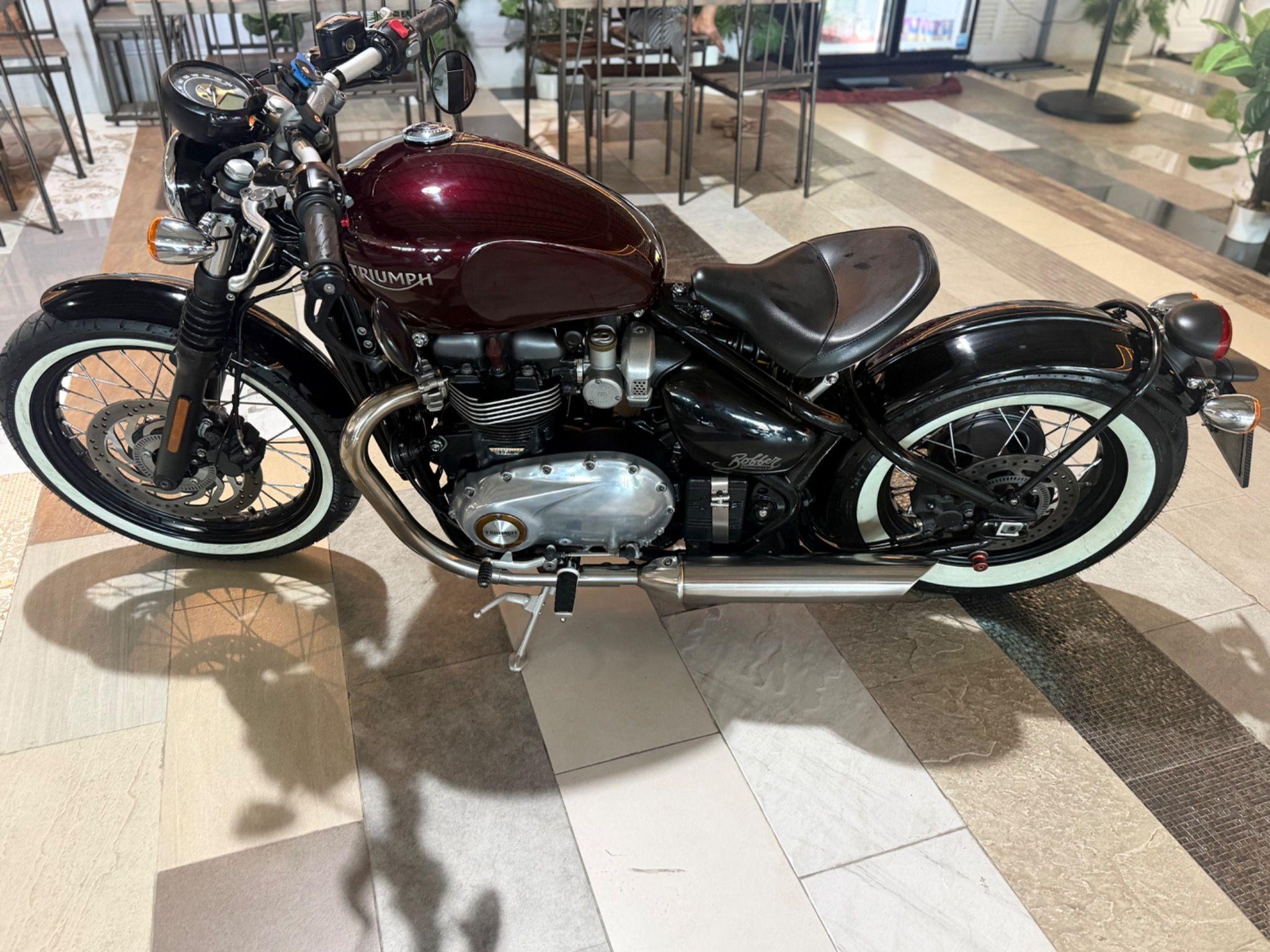 TRIUMPH BONNEVILLE BOBBER 1200