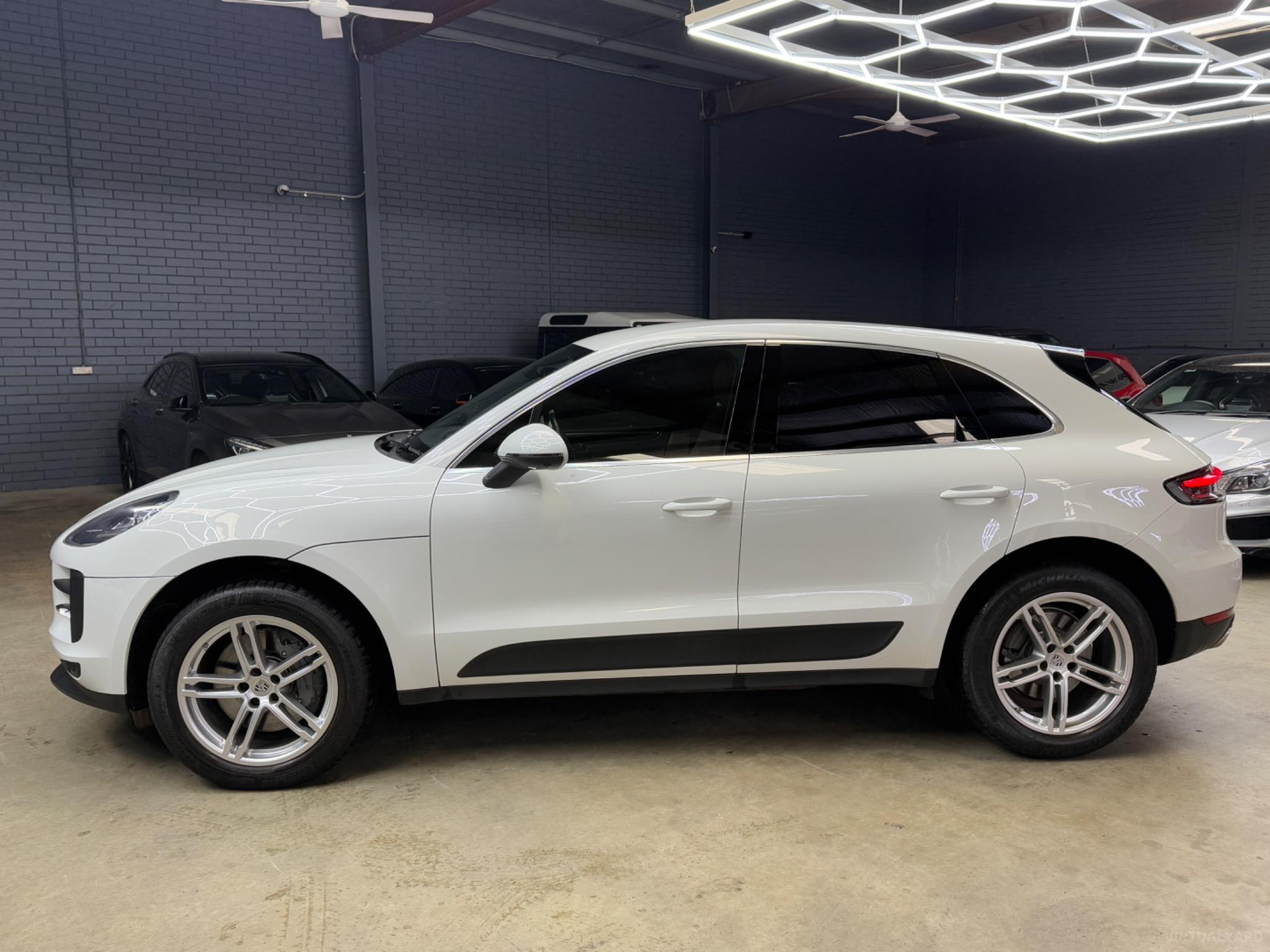 PORSCHE MACAN