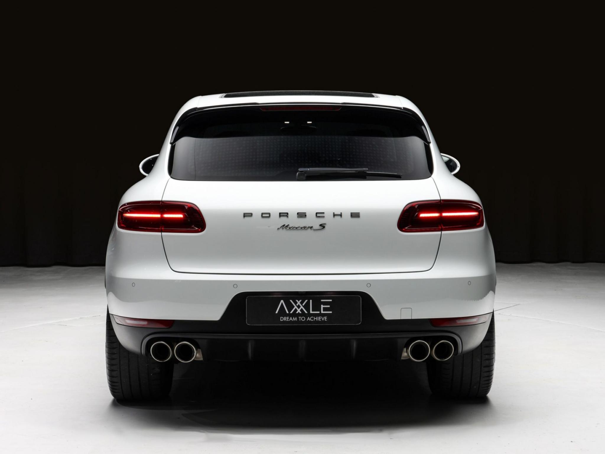 PORSCHE MACAN