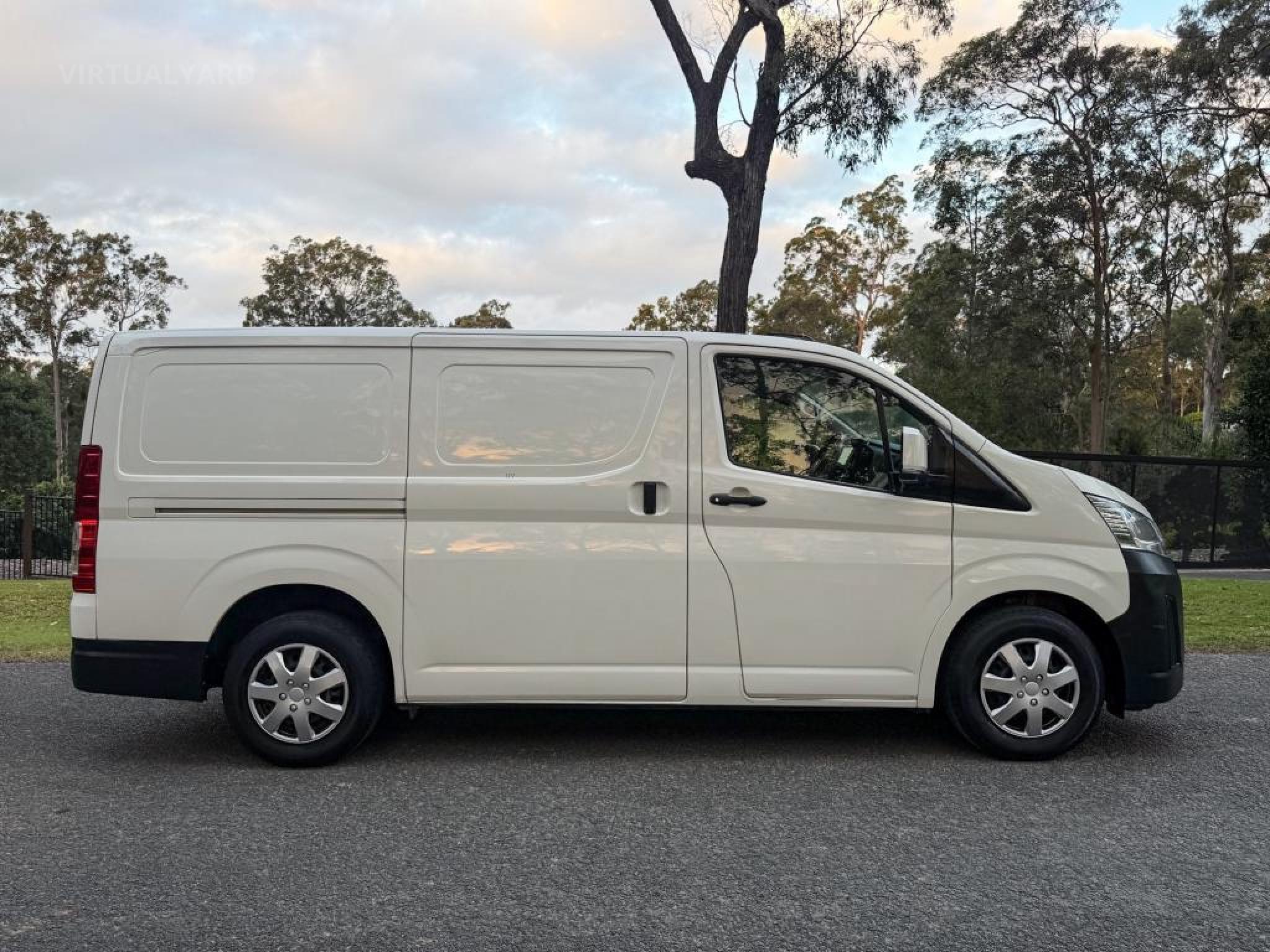 TOYOTA HIACE