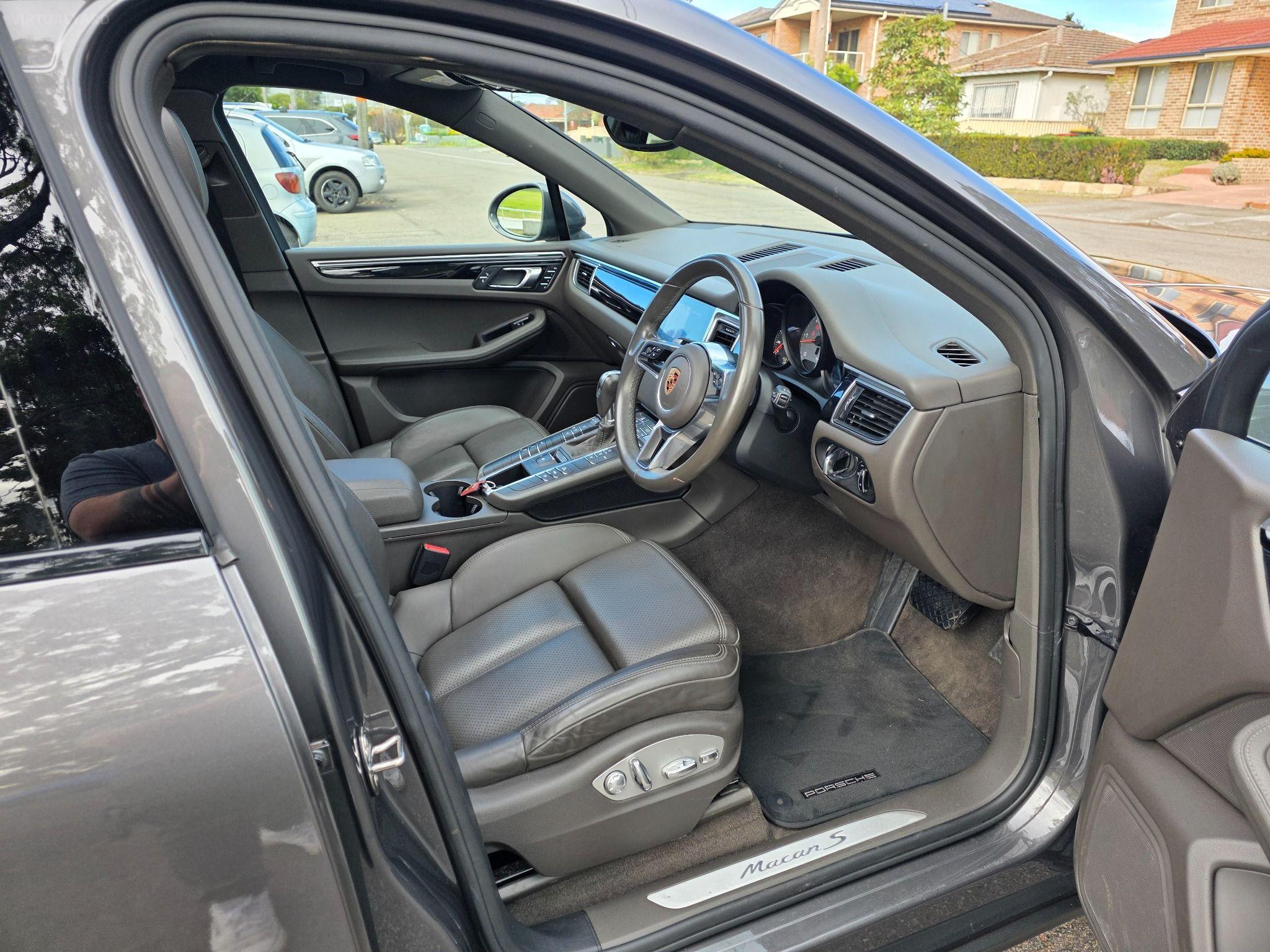 PORSCHE MACAN