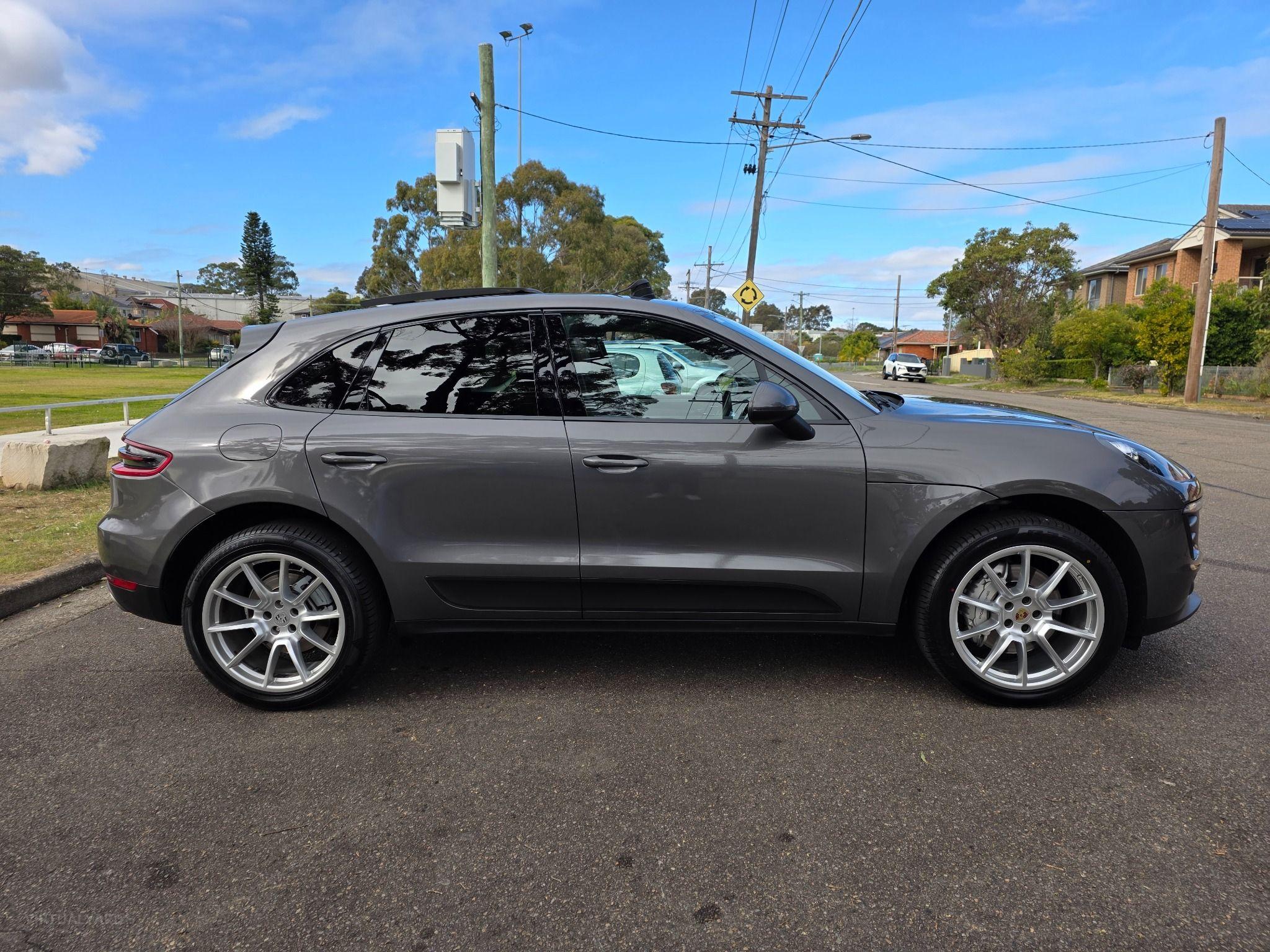 PORSCHE MACAN