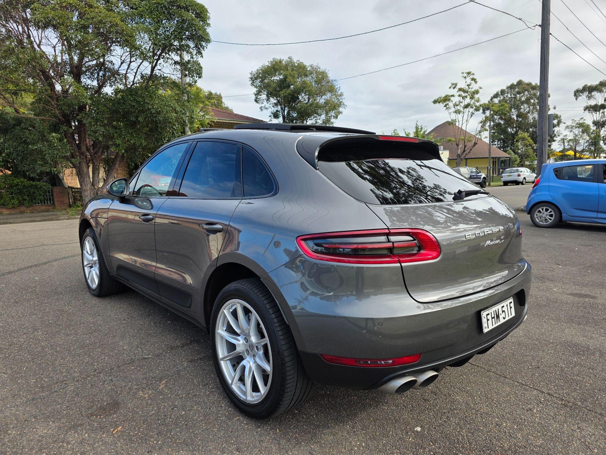 PORSCHE MACAN
