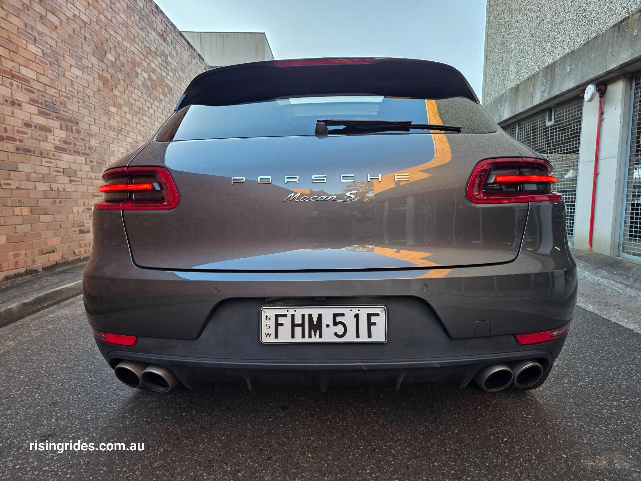 PORSCHE MACAN