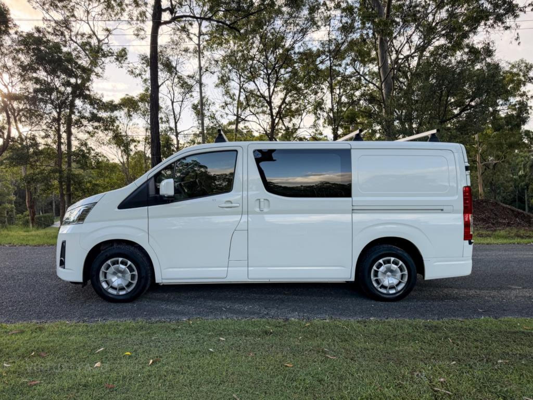 TOYOTA HIACE