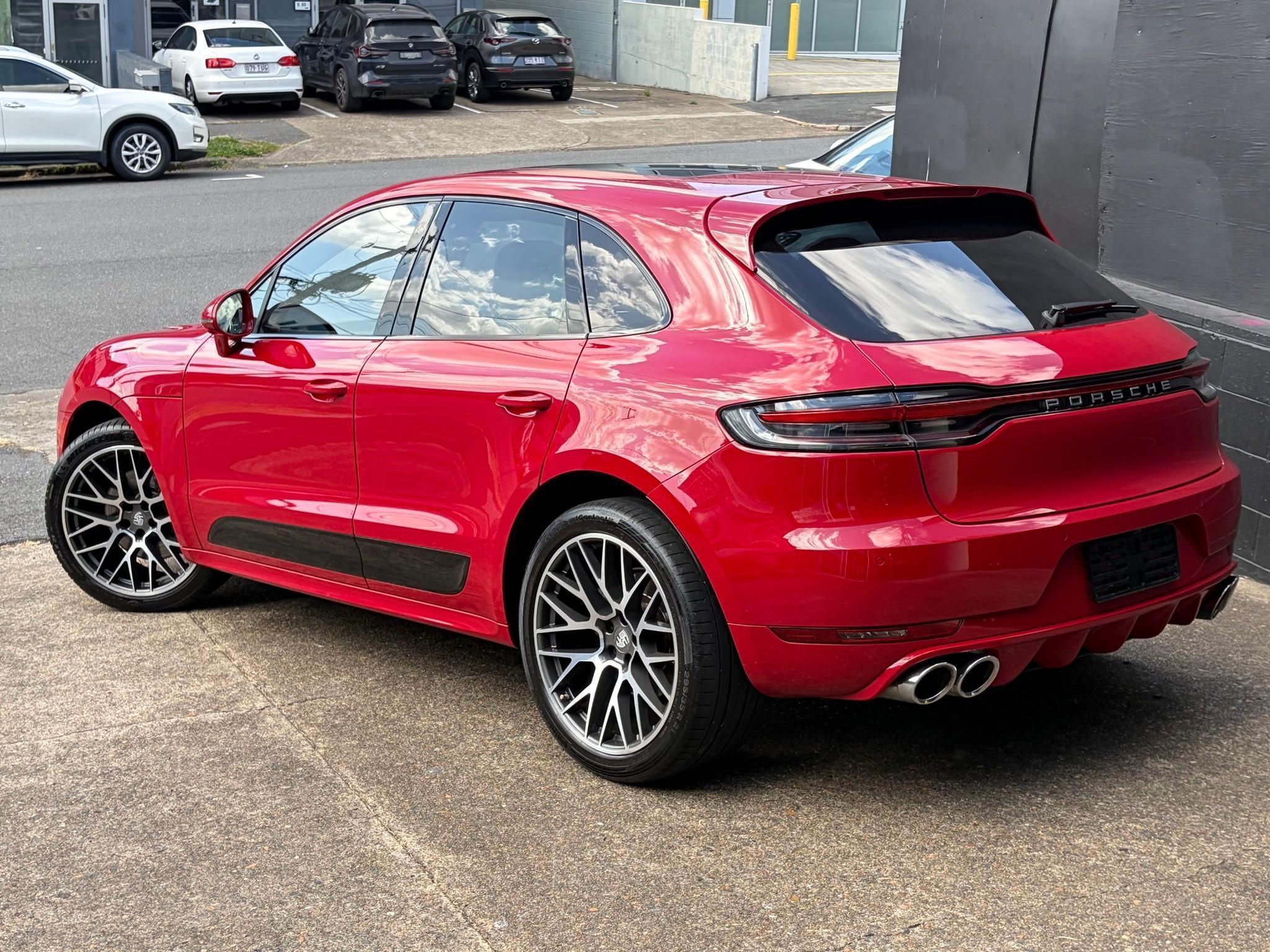 PORSCHE MACAN