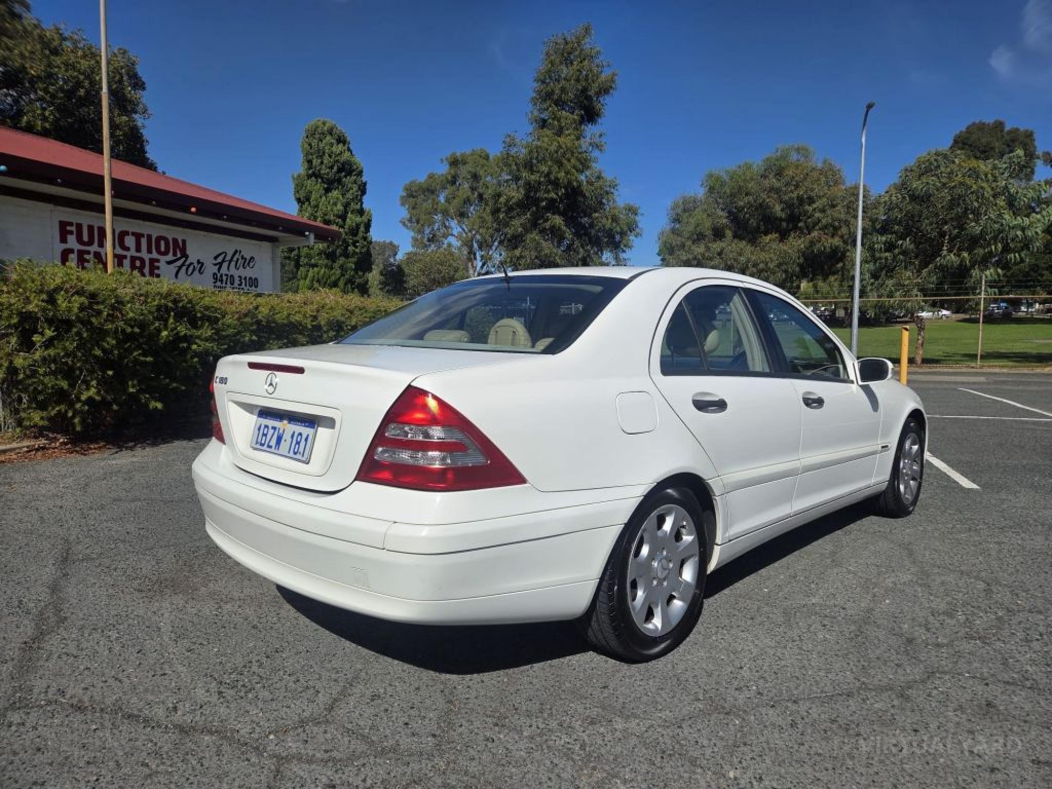 MERCEDES-BENZ C180