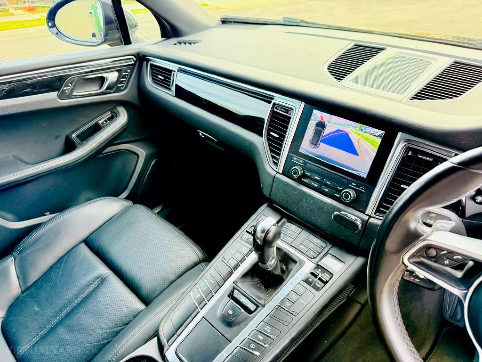 PORSCHE MACAN
