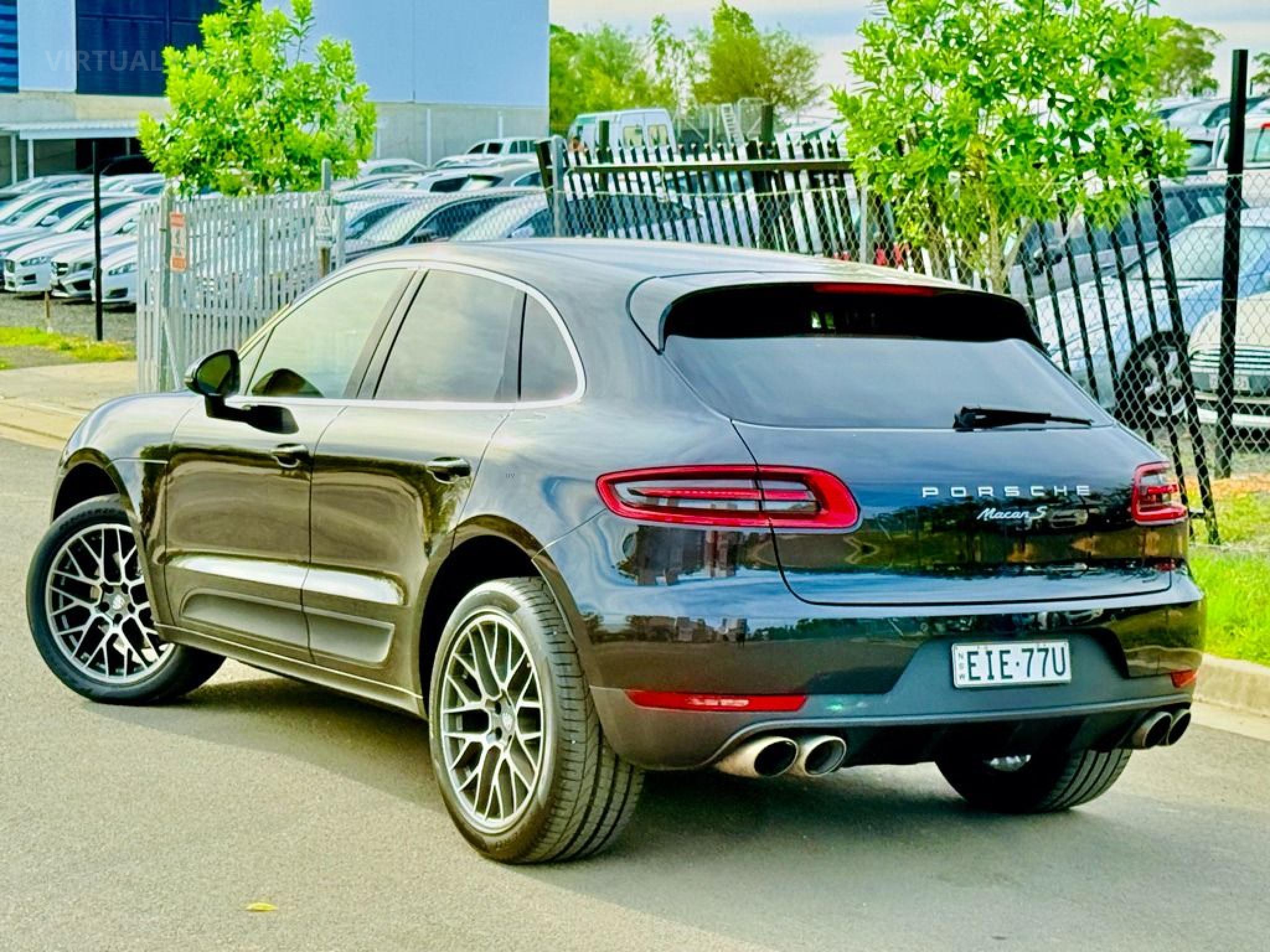 PORSCHE MACAN